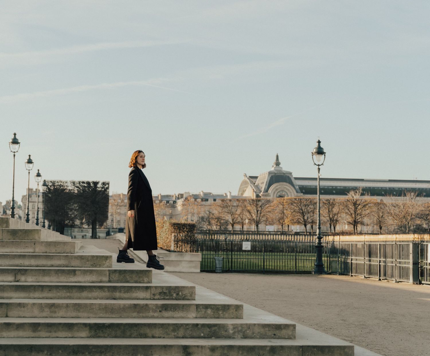 woman portrait session in Paris streets natural style