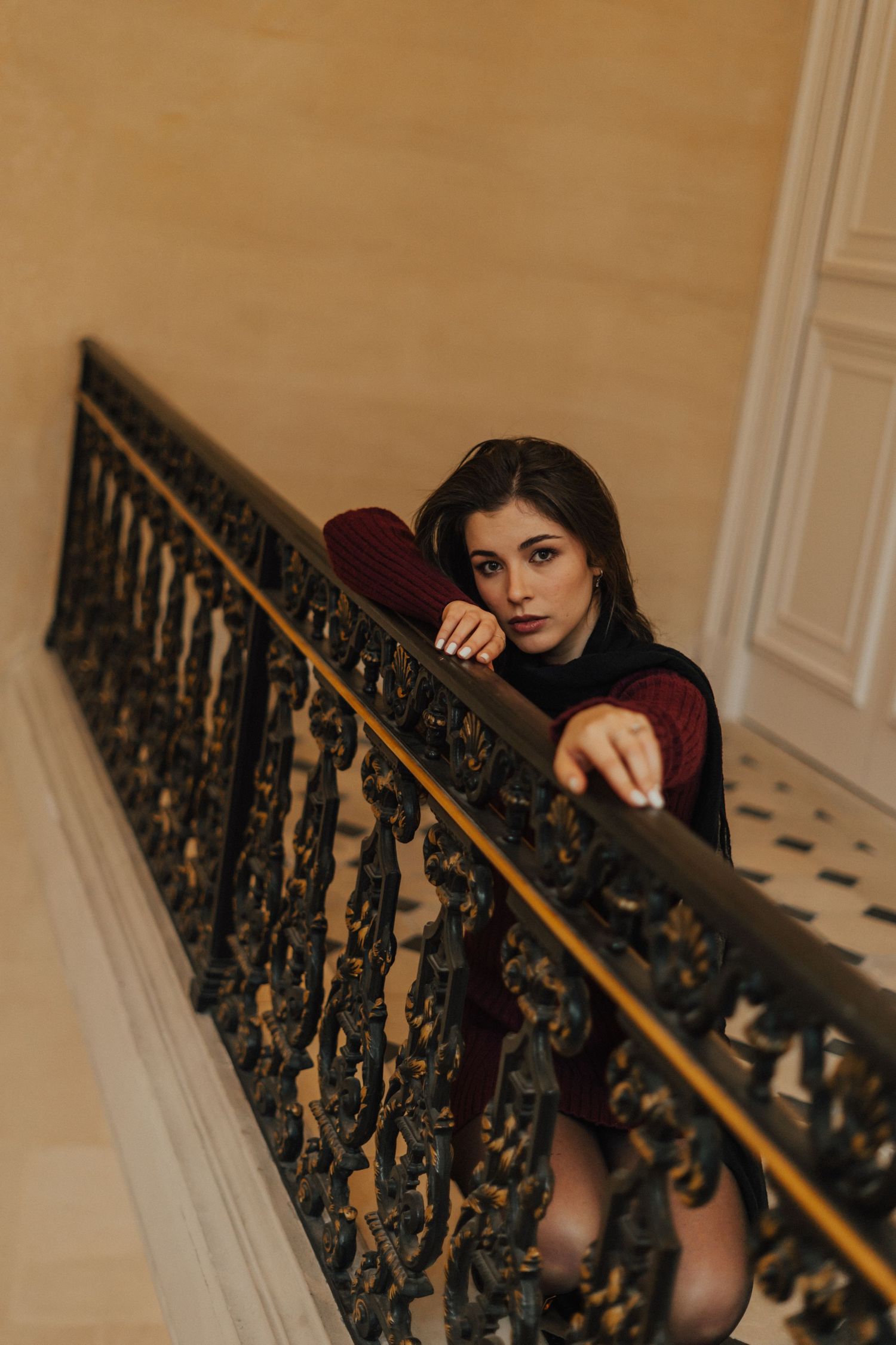 woman portrait session in parisian museum