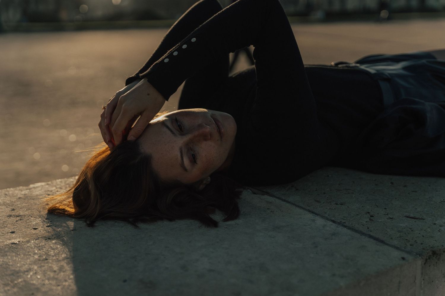 woman portrait session in Paris streets natural style