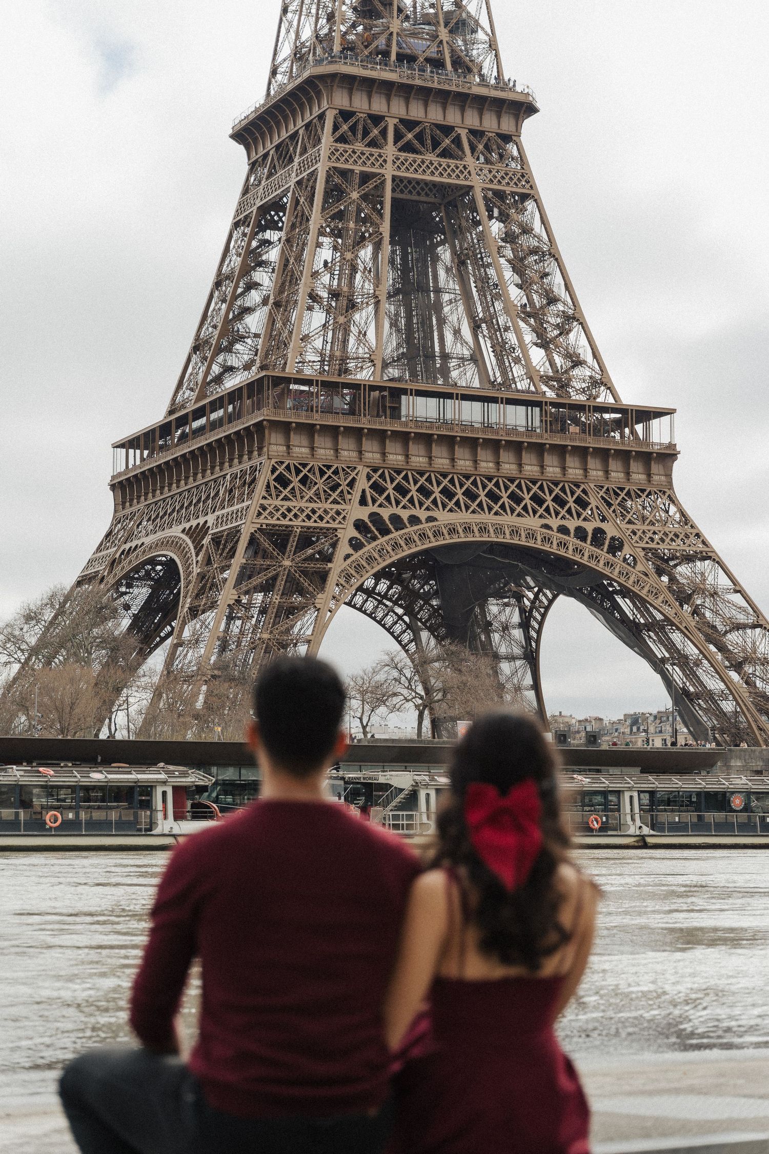 couple photoshoot in Paris Eiffel Tower at sunrise