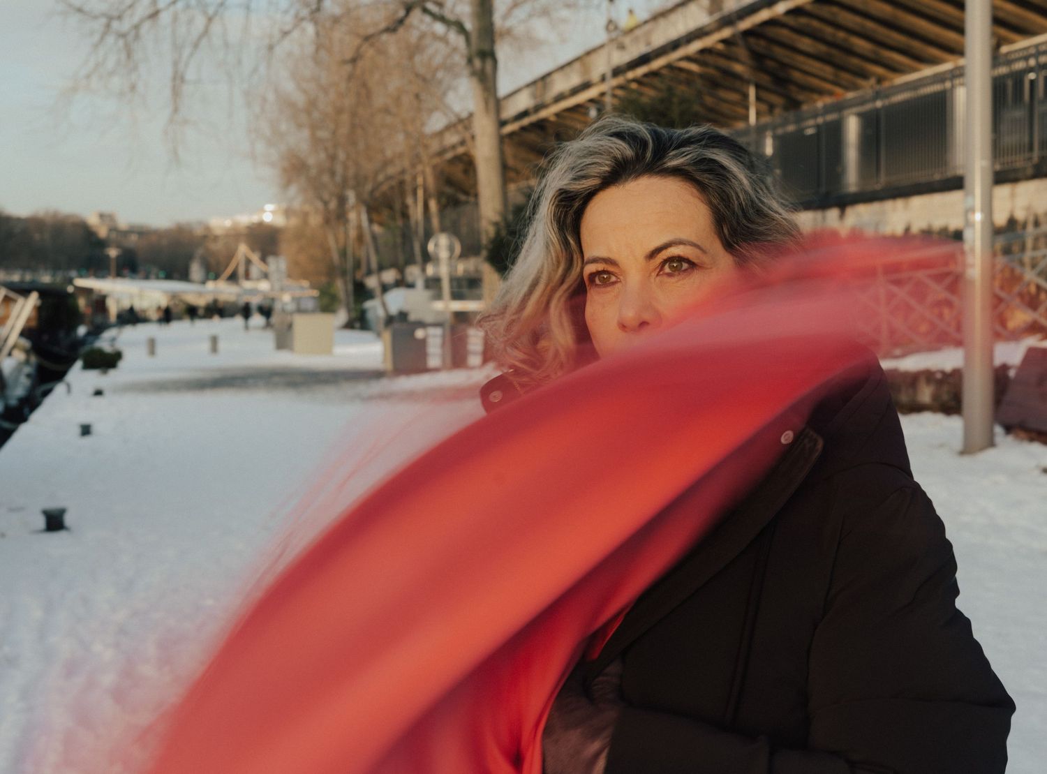 woman portrait session in Paris streets natural style