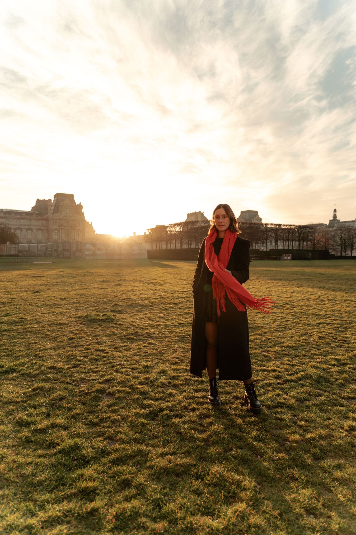 woman portrait session in Paris streets natural style