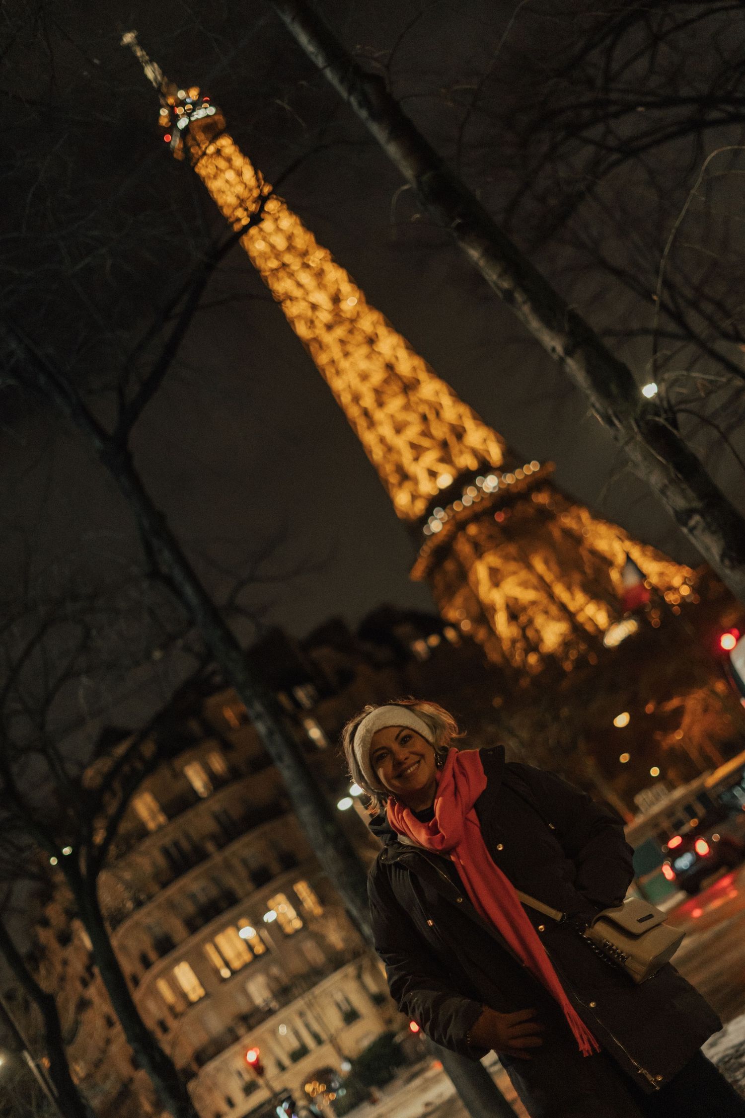 woman portrait session in Eiffel Tower