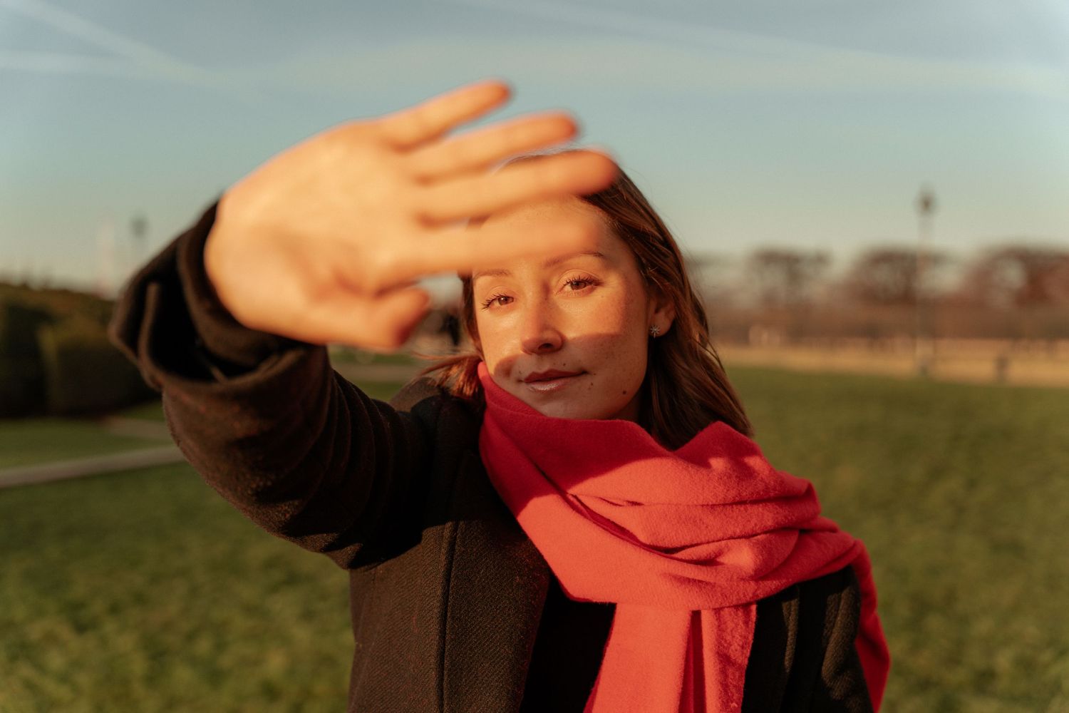 woman portrait session in Paris streets natural style