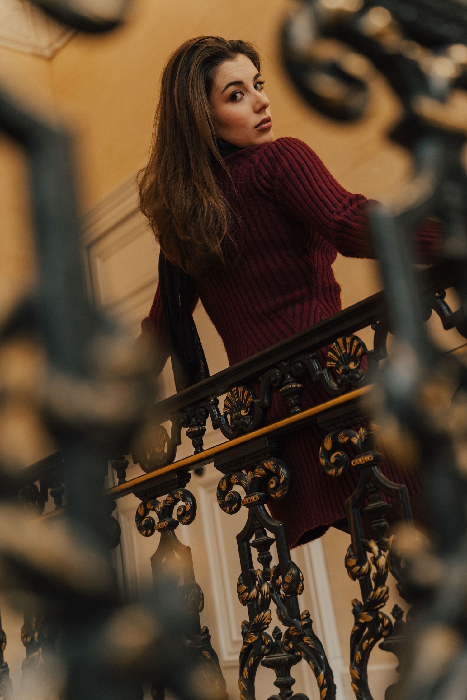 woman portrait session in parisian museum
