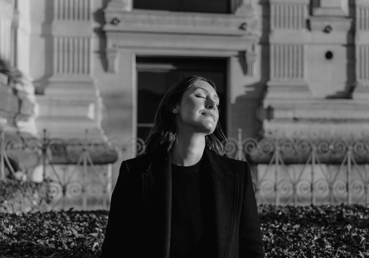 woman portrait session in Paris streets natural style