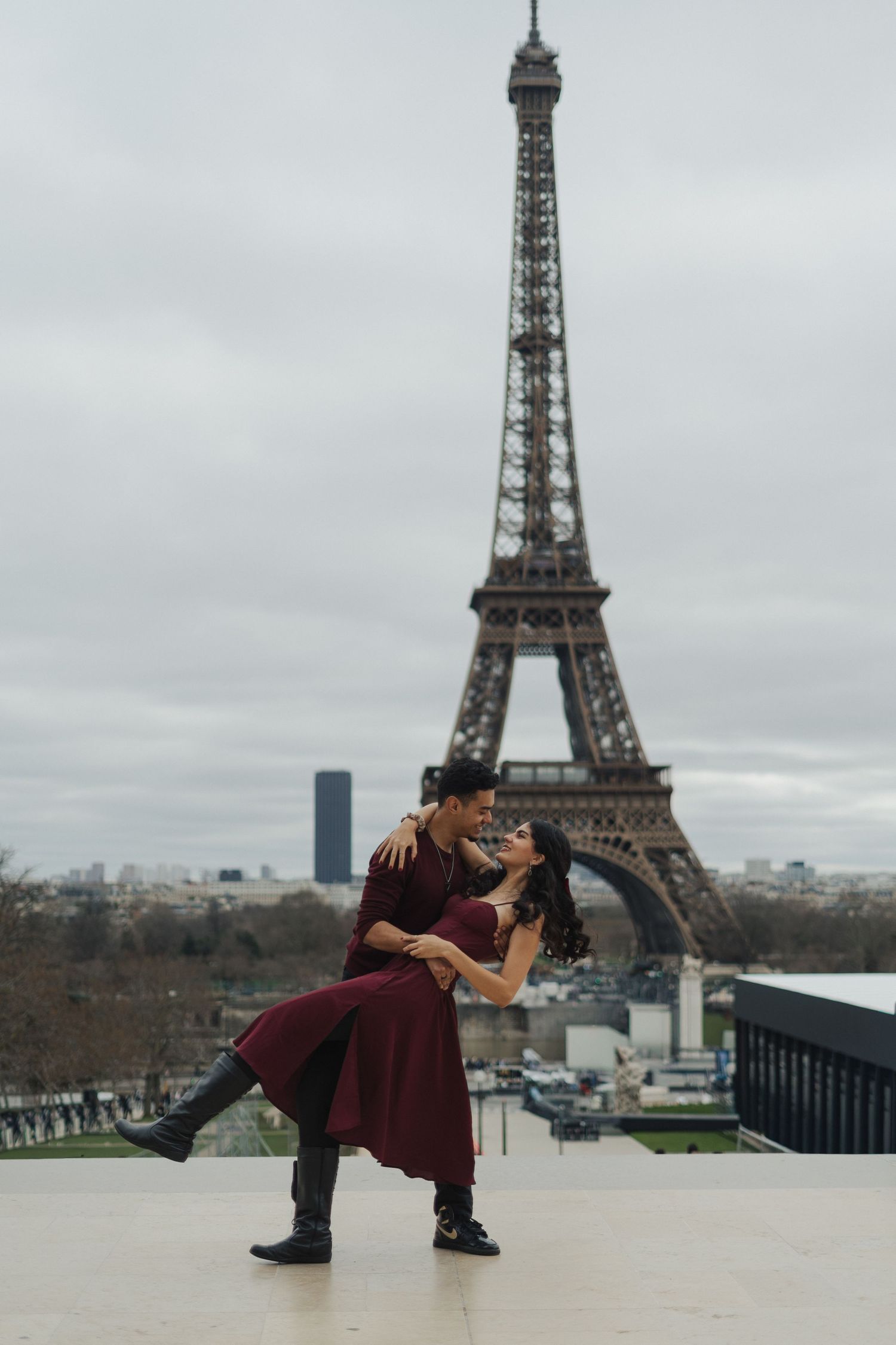 couple photoshoot in Paris Eiffel Tower at sunrise