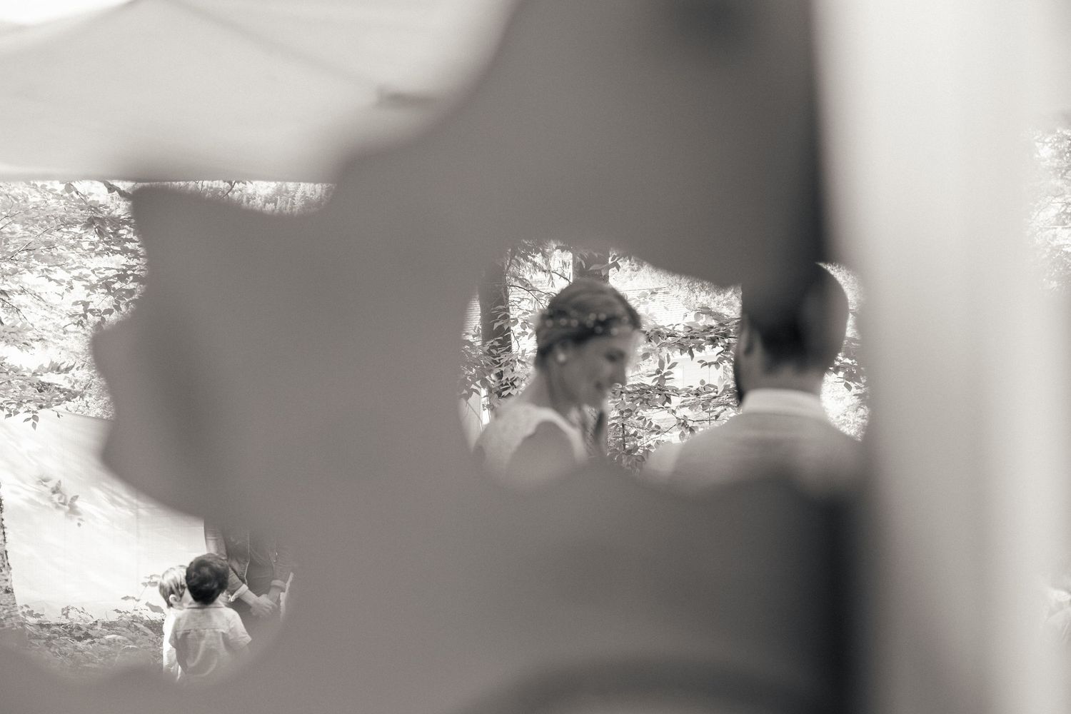 Un couple pendant leur cérémonie de mariage.