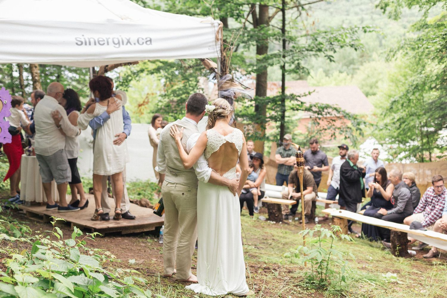 Un couple de dos, observant leur invités après la cérémonie de mariage.