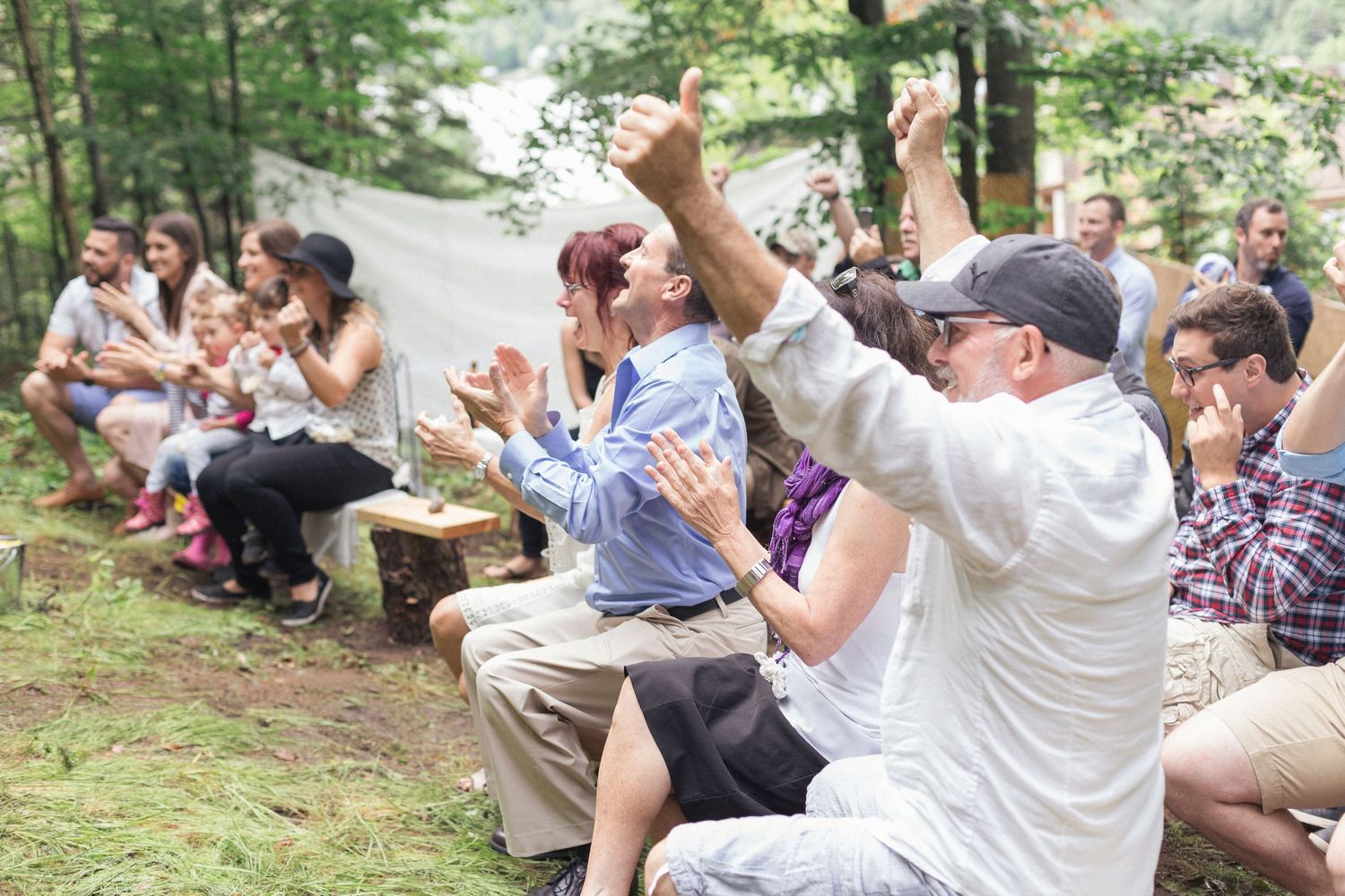 Les invités d'un mariage qui célèbre et applaudissent les nouveaux mariés.