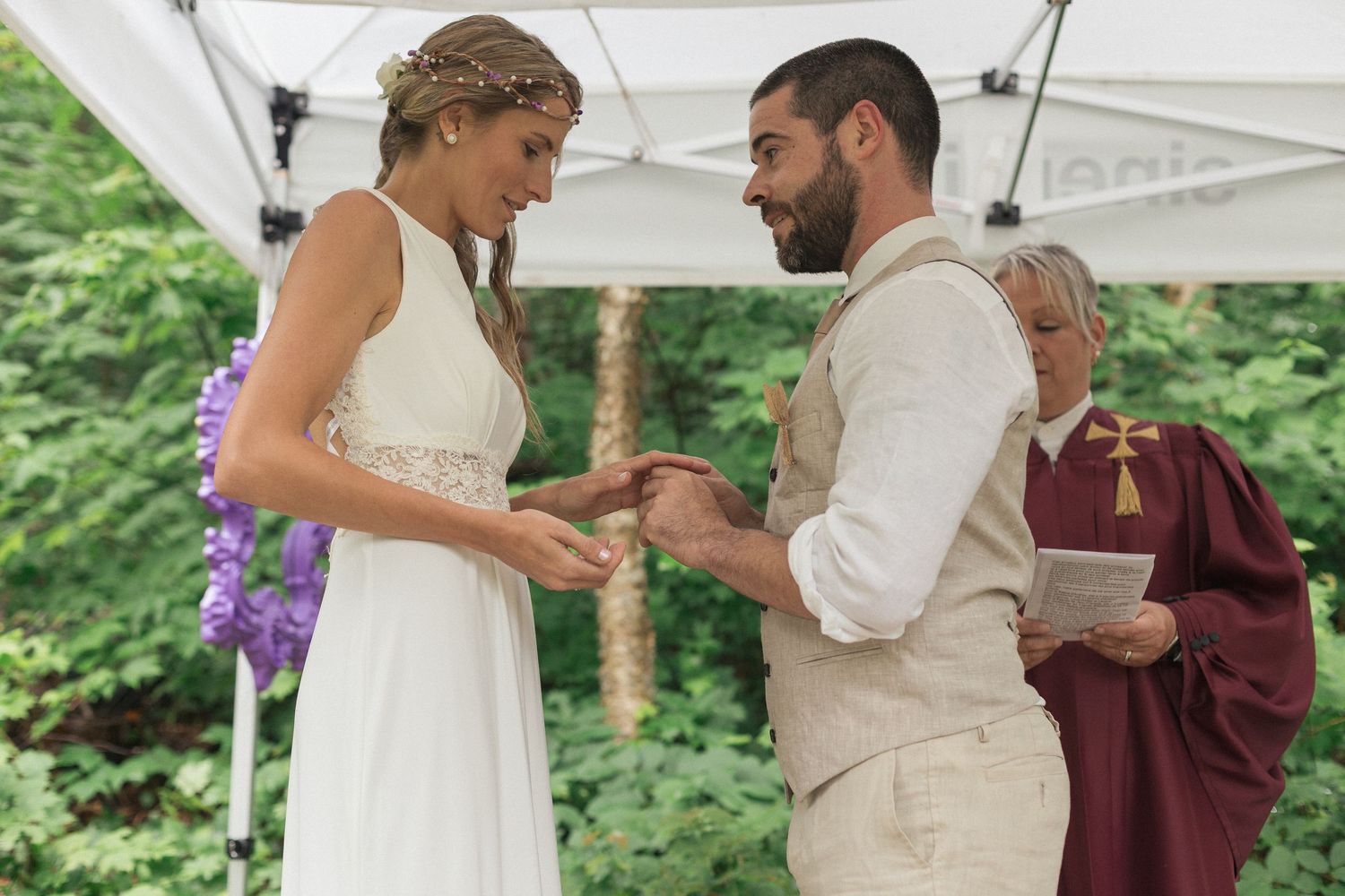 Un couple faisant l'échange des alliances pendant leur cérémonie de mariage.