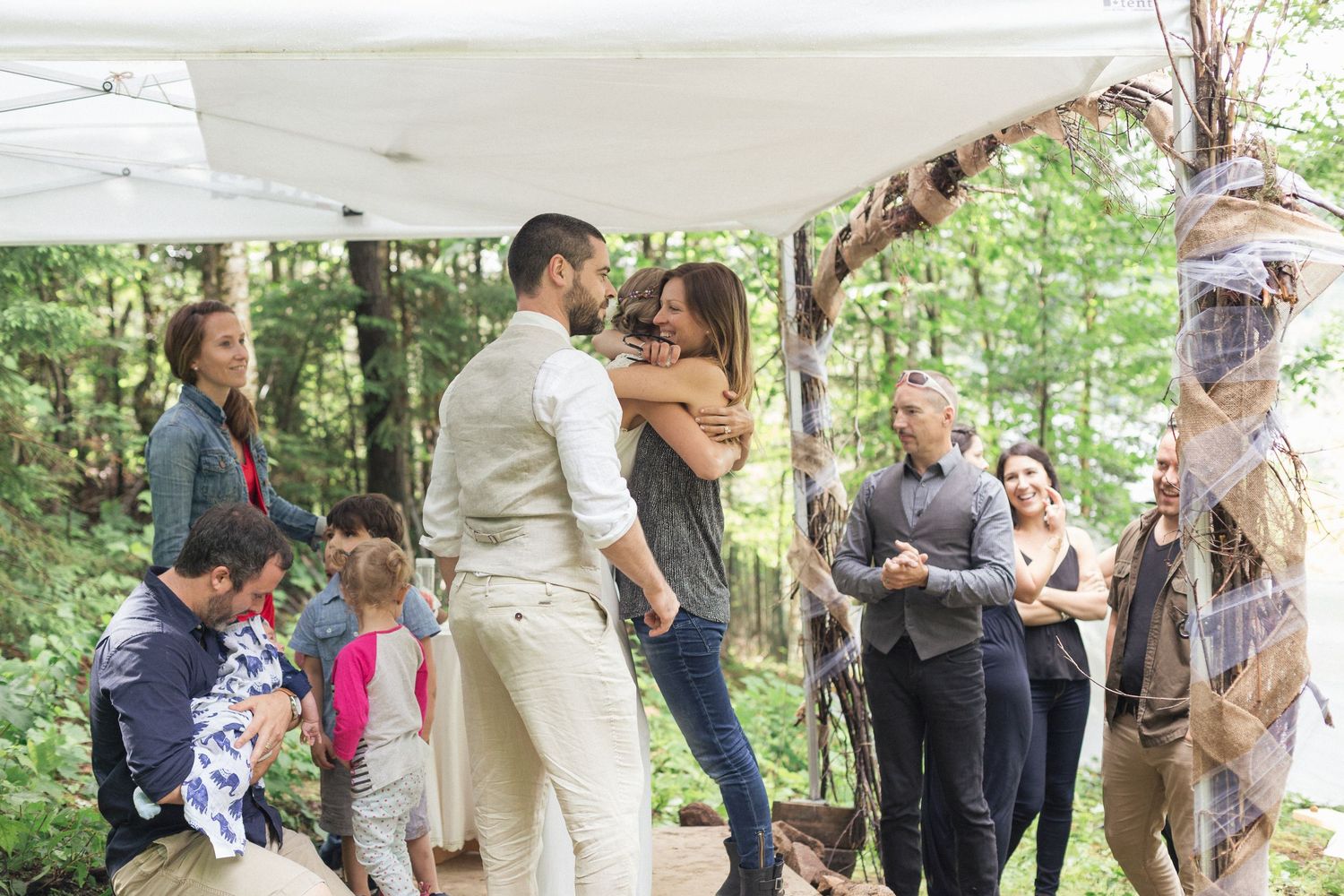 Les invités faisant la file pour féliciter les mariés.