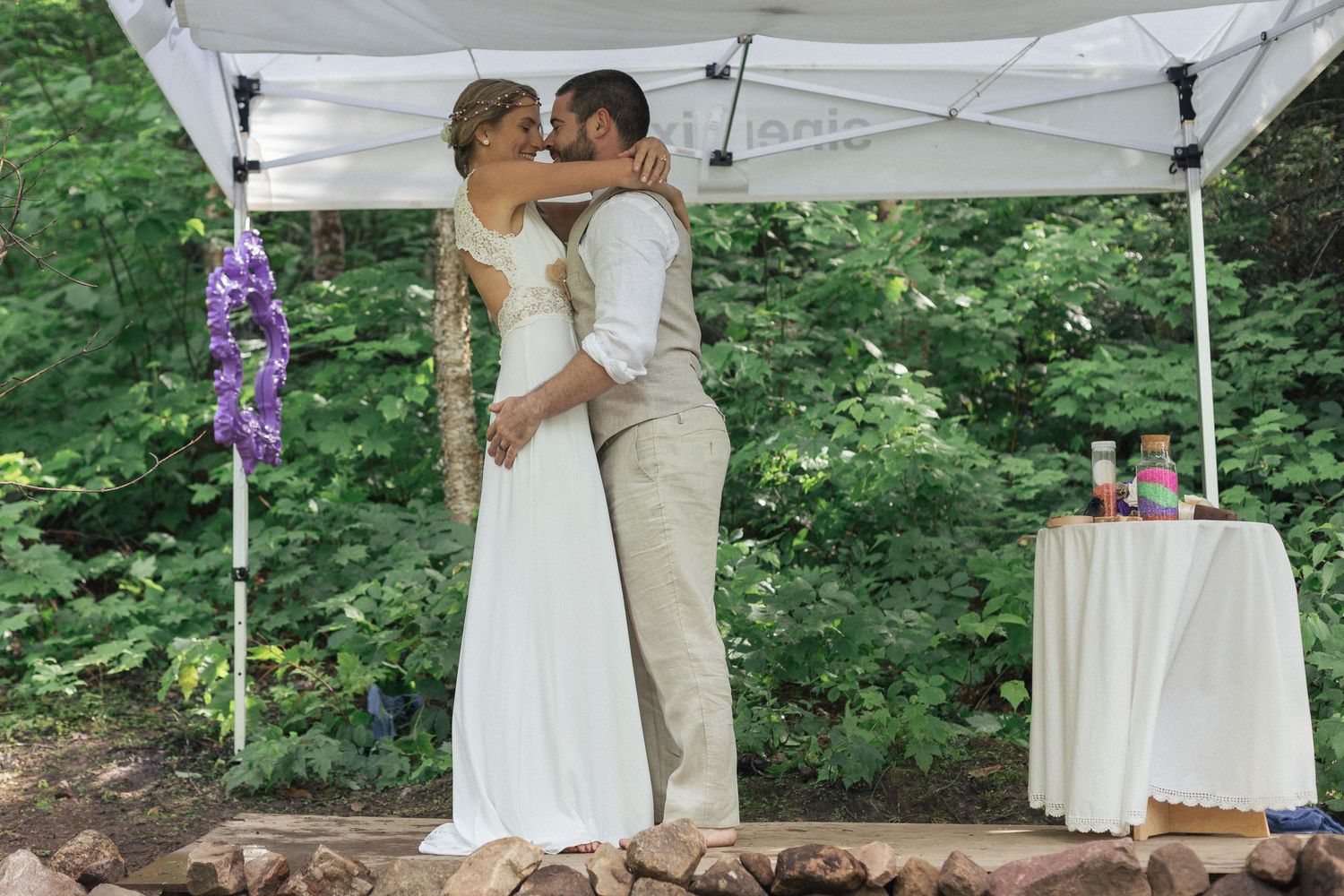 Un couple dansant seuls sous un chapiteau, après leur cérémonie de mariage.