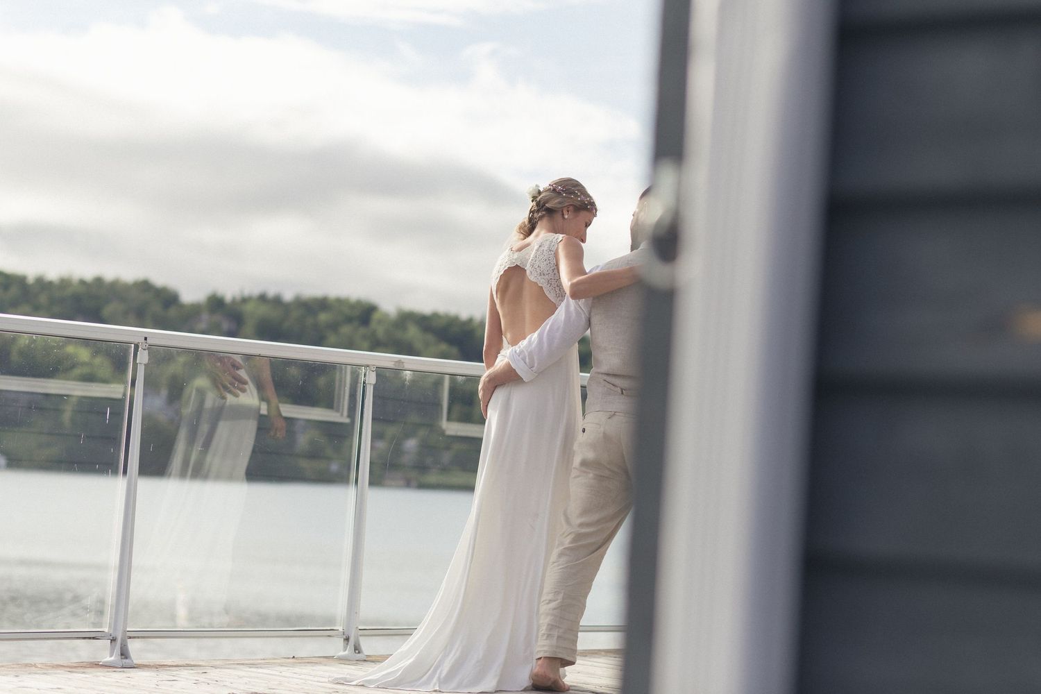 Femme dans une robe de marée blanche tenant le bras de son époux.