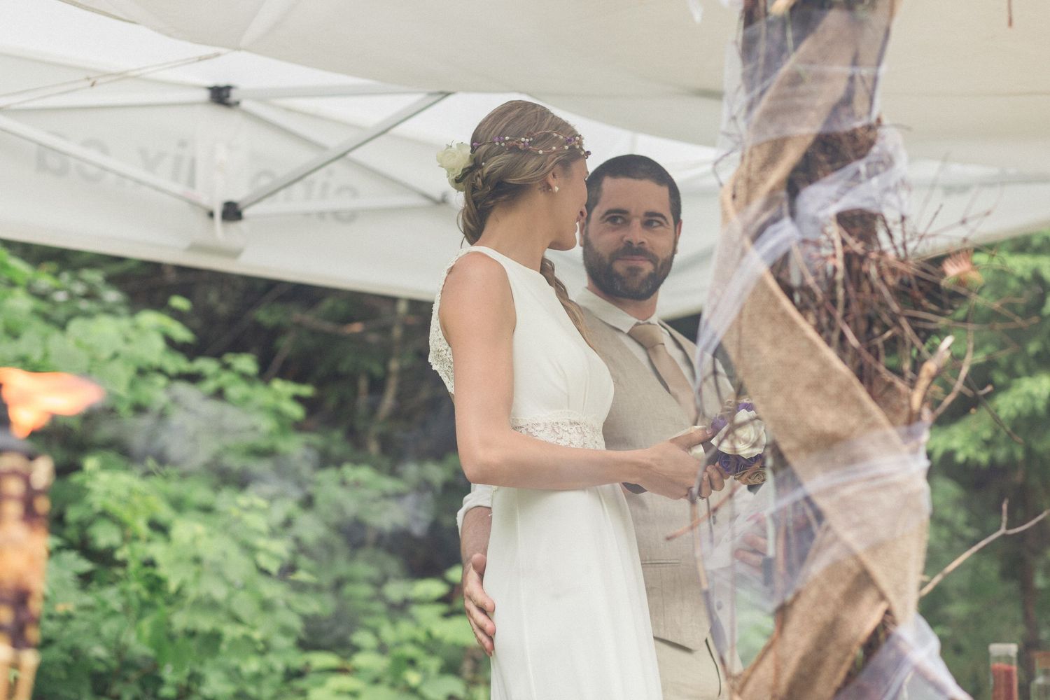 Le marié qui regarde sa femme pendant les voeux de mariage.