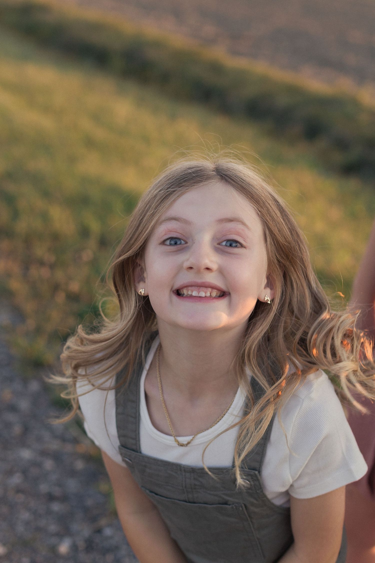 Photographie d'une jeune fille qui souris à pleine dents