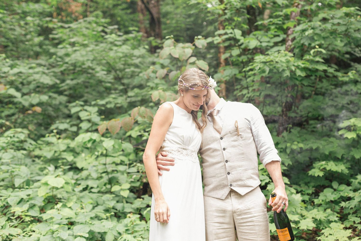 Une couple célébrant avec une bouteille de champagne suite à leur cérémonie de mariage.