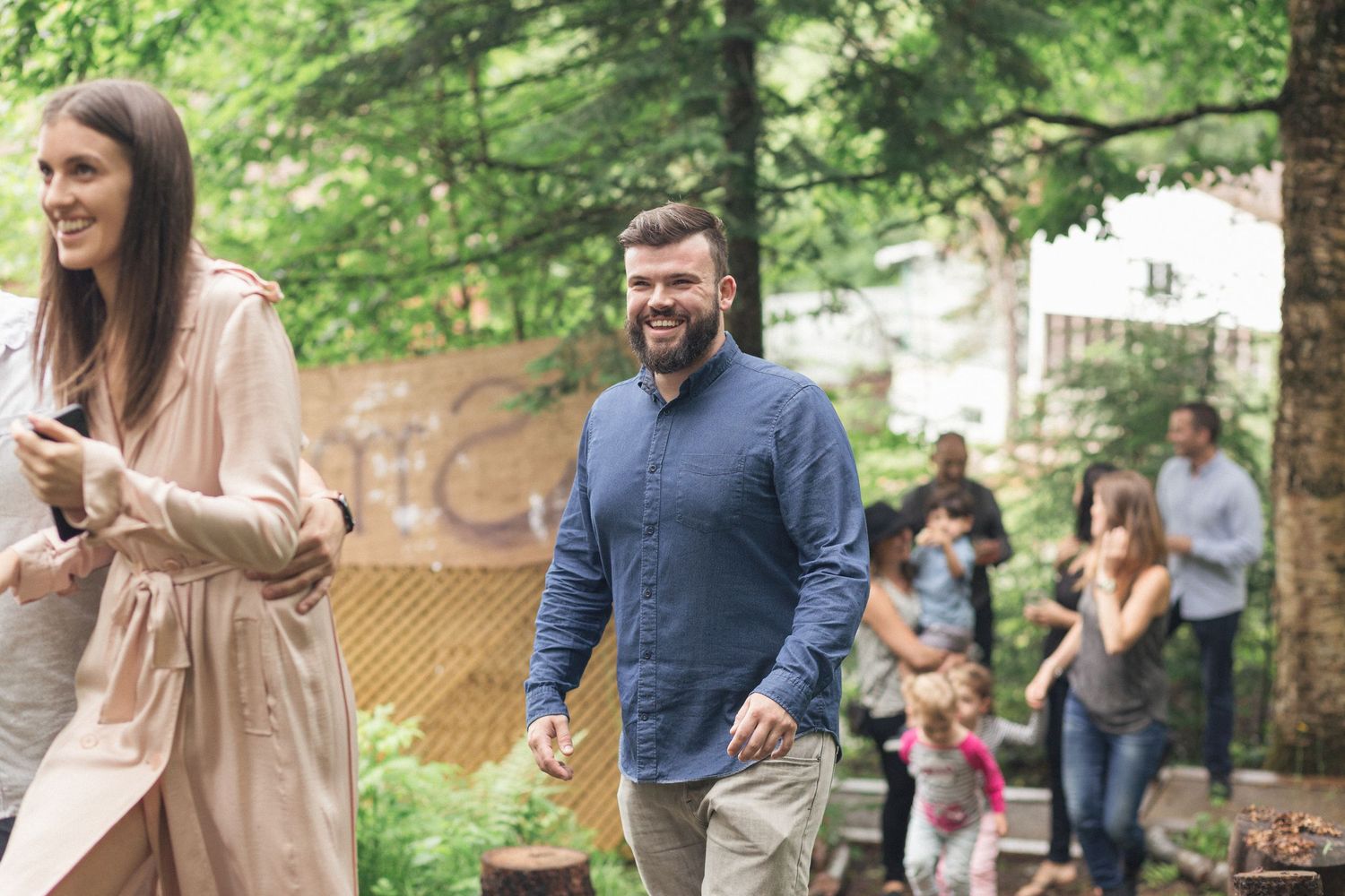 les invités du mariage qui arrive en forêt pour la cérémonie.