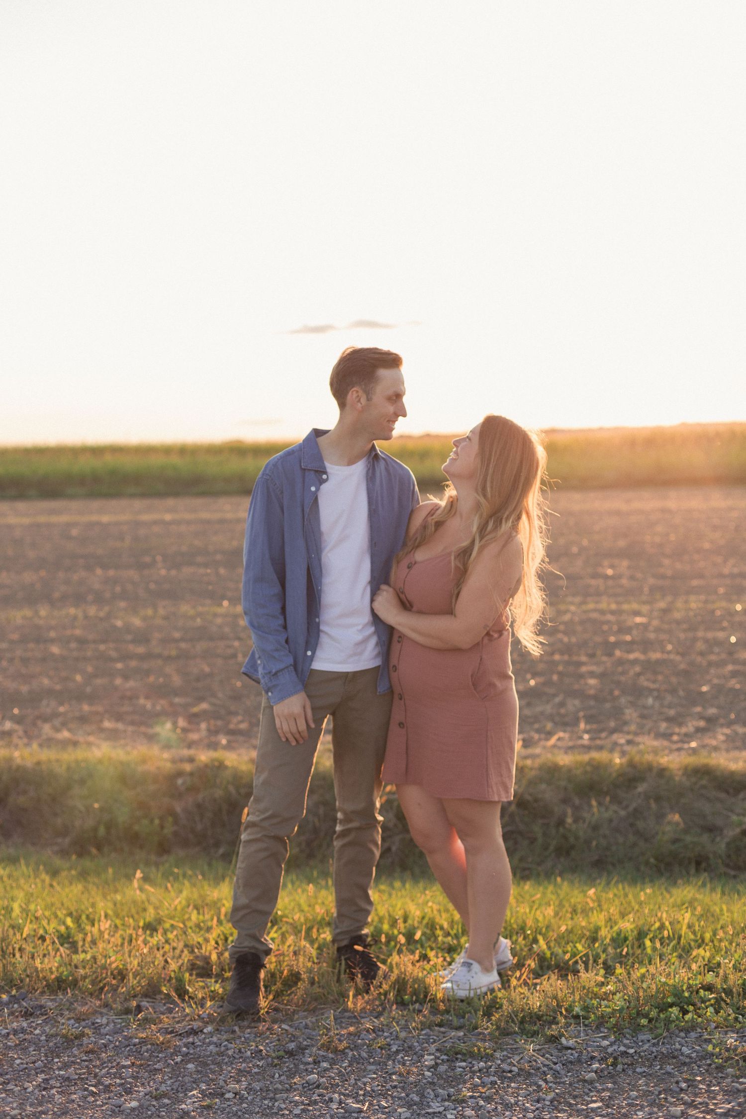 Un couple qui se regarde amoureusement