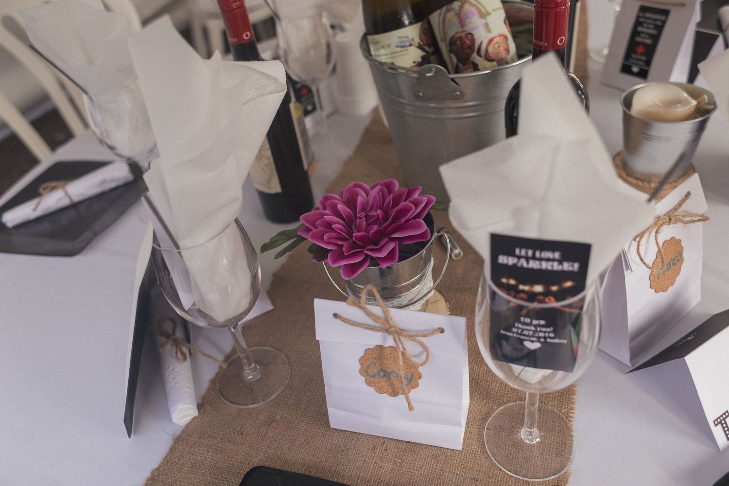 Une table de réception avec un centre de table floral mauve.