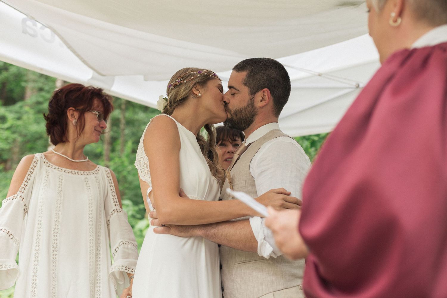 Un couple partageant leur premier baiser pendant la cérémonie du mariage.