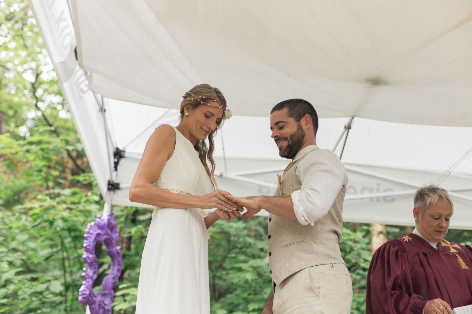 Un couple échangeant leurs alliances pendant la cérémonie de mariage.