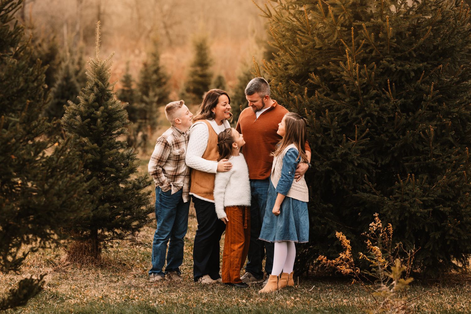Happy family photo. Somerset PA. Good Photographer Pa. Tree Farm Christmas Photoshoot. Minis