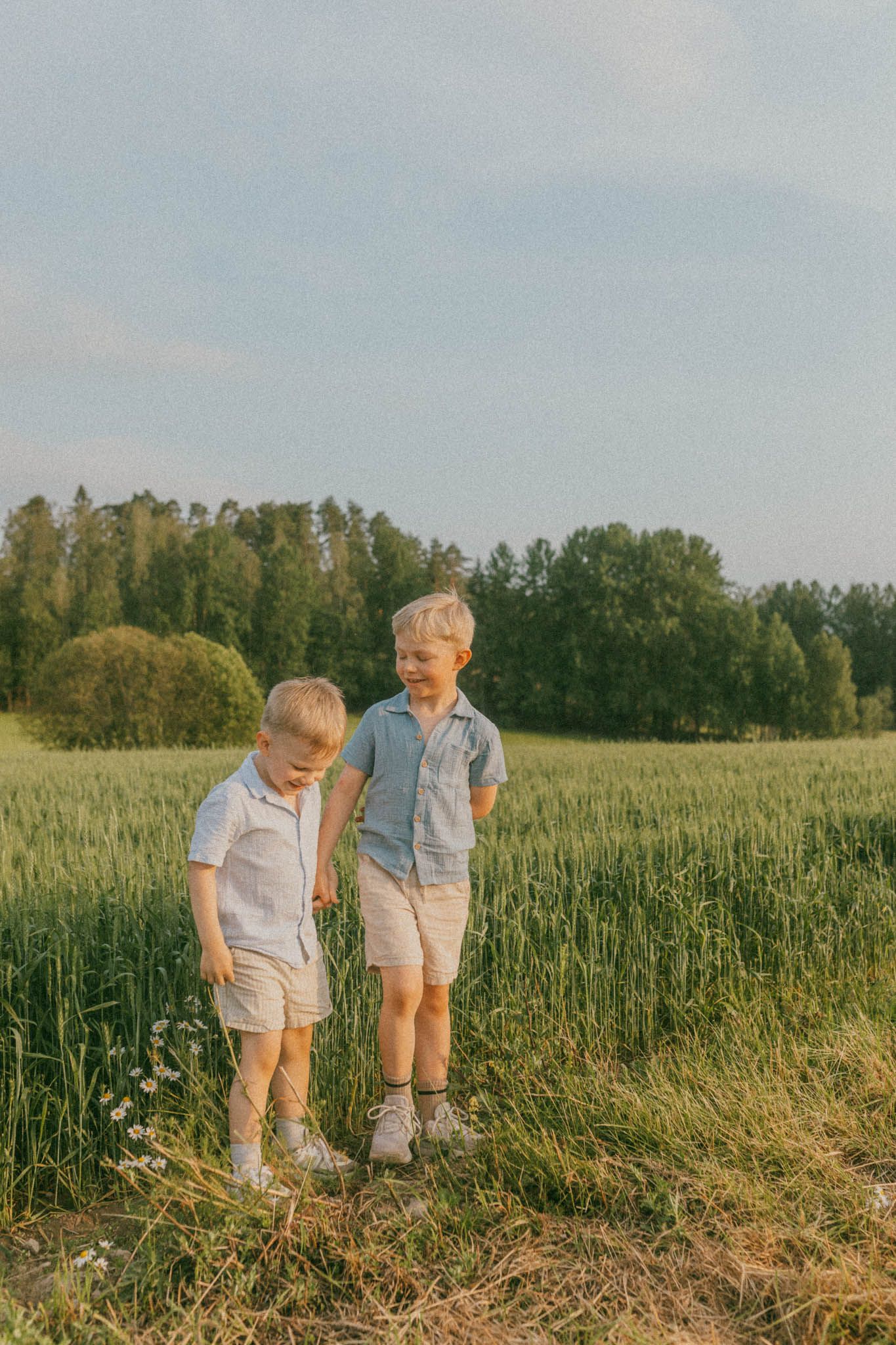 Perhekuvaus miljöössä, Perhekuvaus Helsinki, Perhekuvaus Vantaa, Perhekuvaus Espoo, Perhekuvaus ulkona, Perhekuvaus kesällä