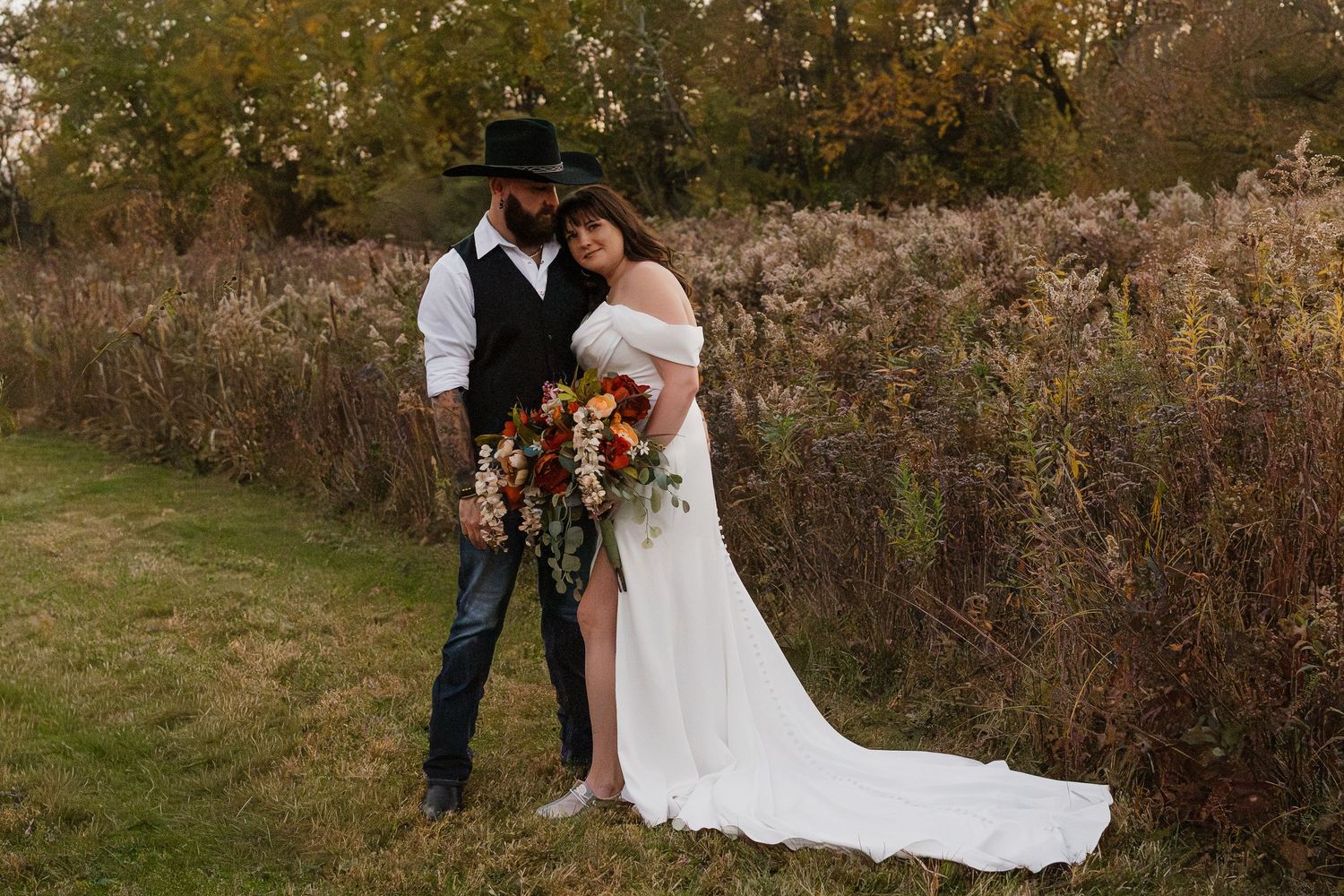 Outdoor wedding photography with natural light in Minnesota