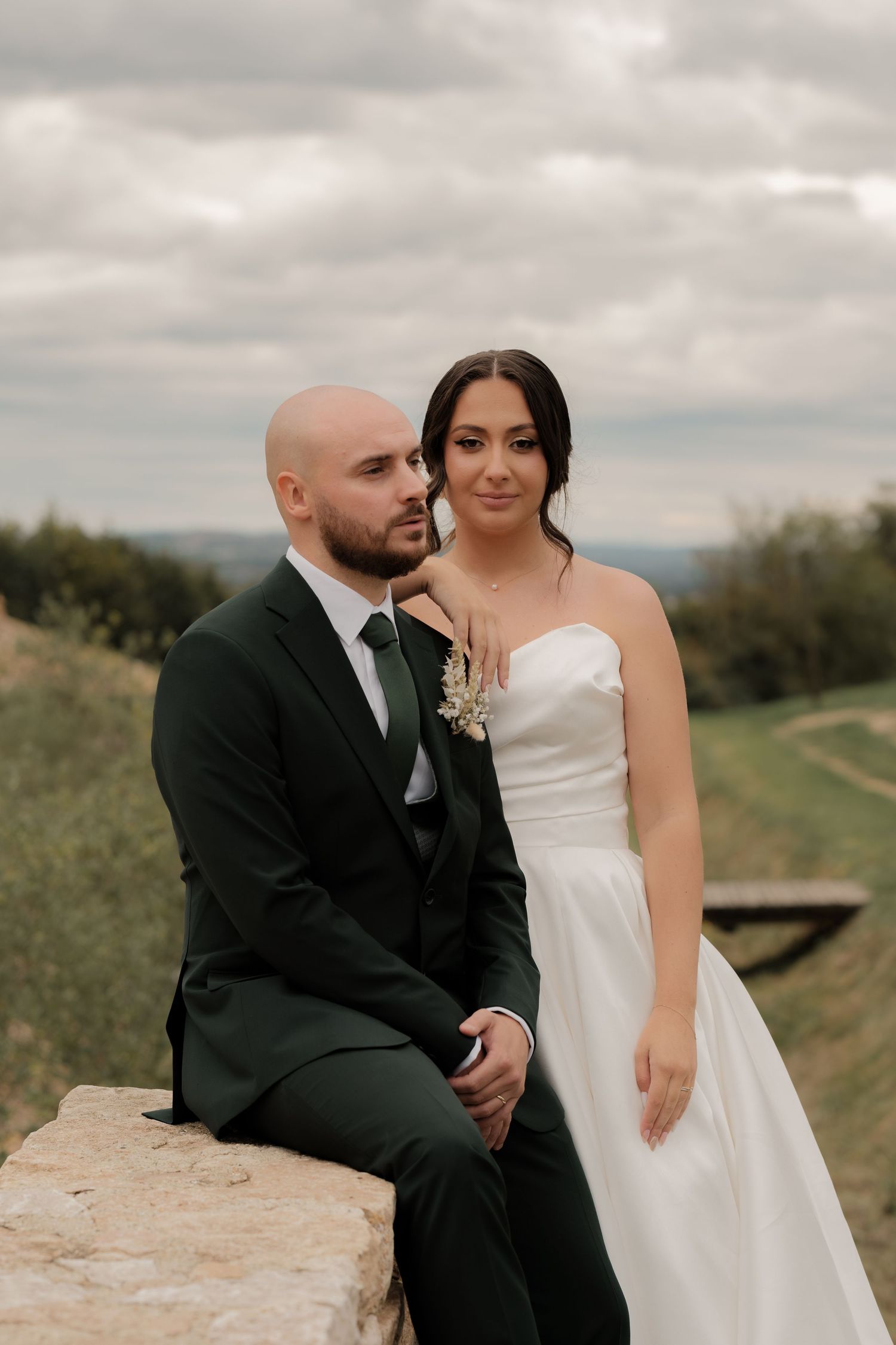 Photo de couple dans les vignes de Lyon, Rhône-Alpes, capturant un moment romantique et naturel au cœur du paysage viticole.