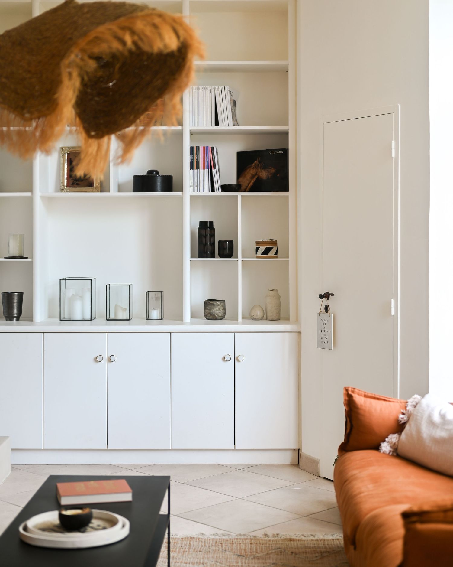 Mise en valeur du travail de la décoratrice et architecte d’intérieur, capturant l’élégance, le style et le détail de ses réalisations.