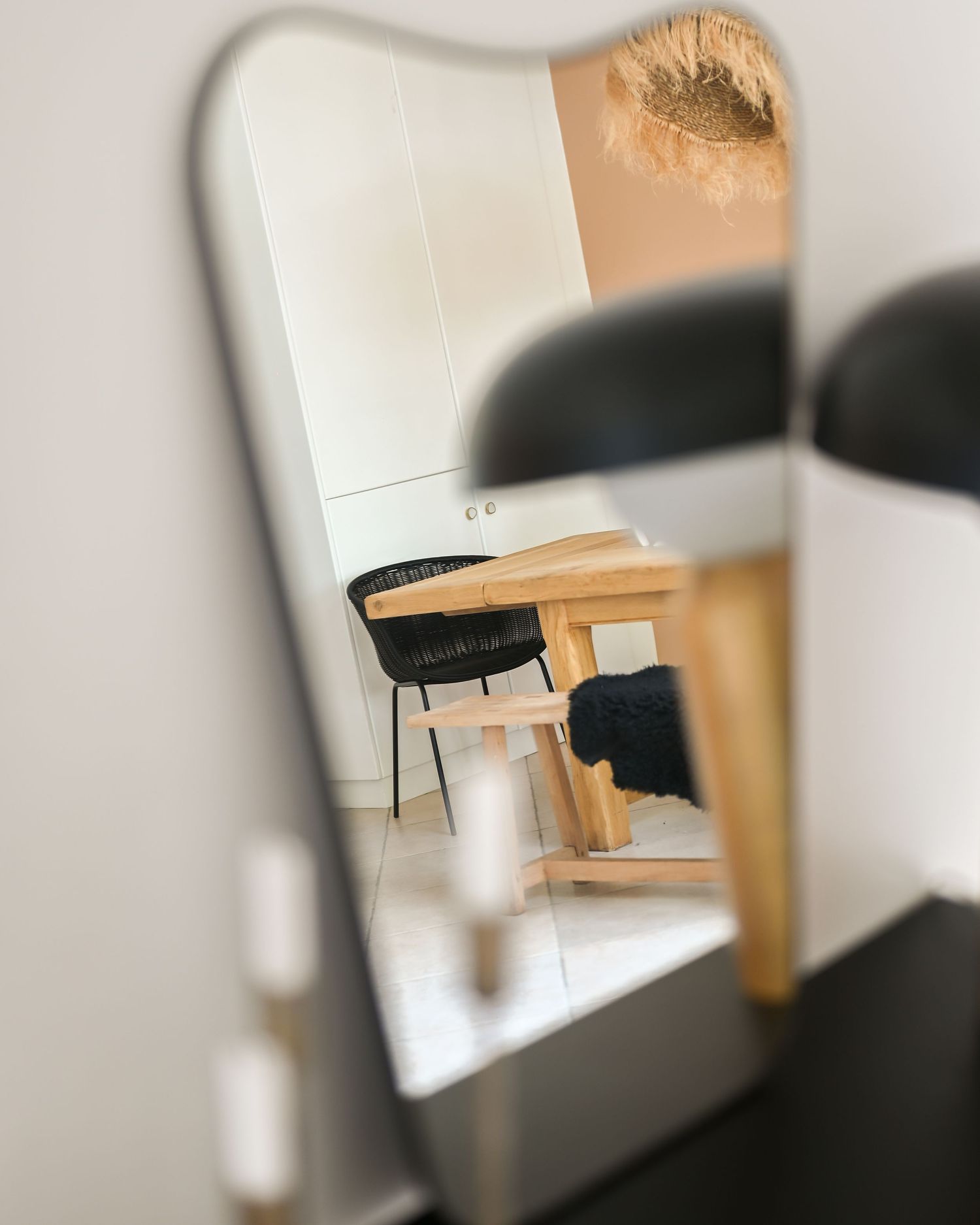 Mise en valeur du travail de la décoratrice et architecte d’intérieur, capturant l’élégance, le style et le détail de ses réalisations.