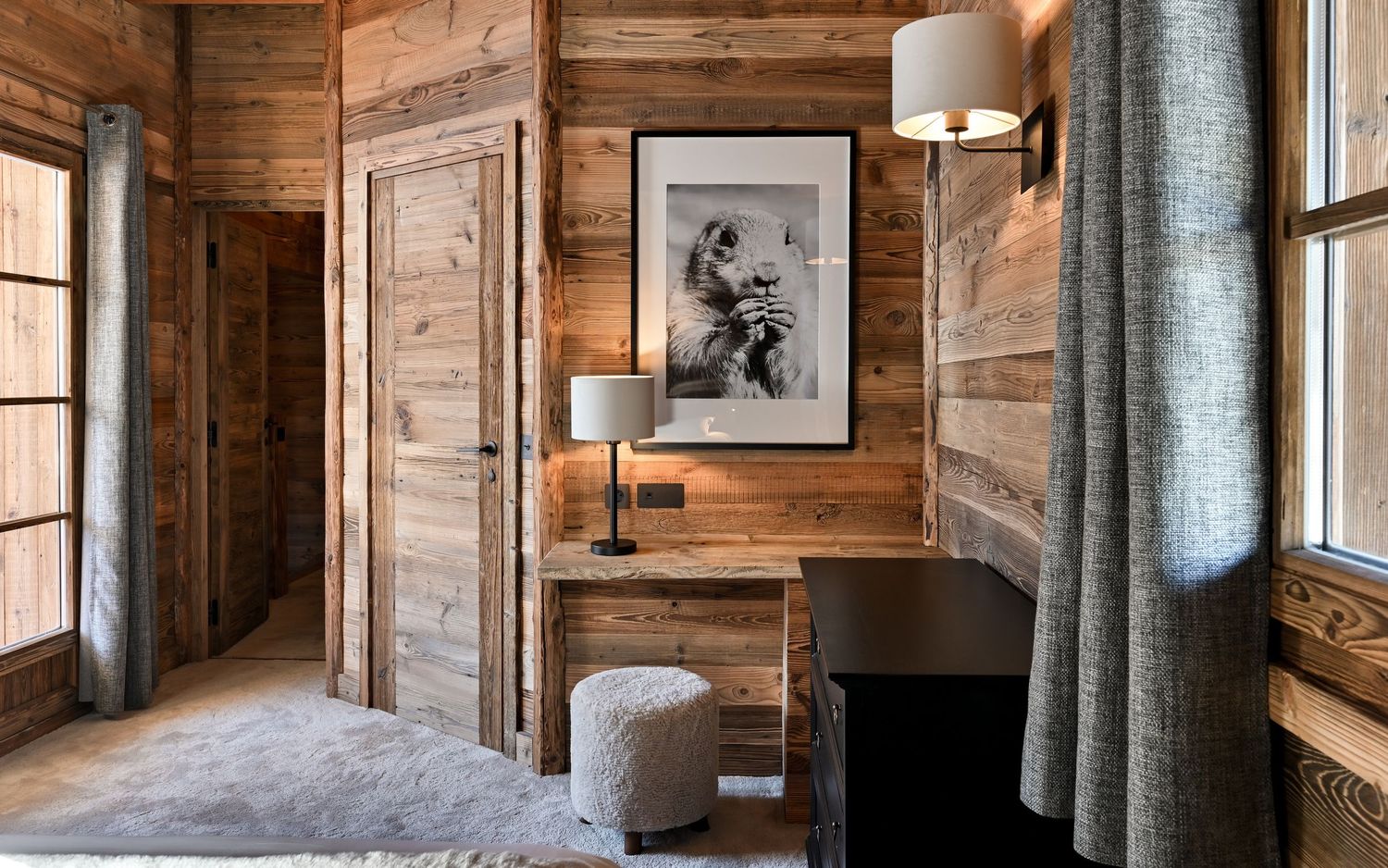 Mise en valeur du travail de la décoratrice et architecte d’intérieur dans un chalet à Megève, élégance, style et détails soignés.
