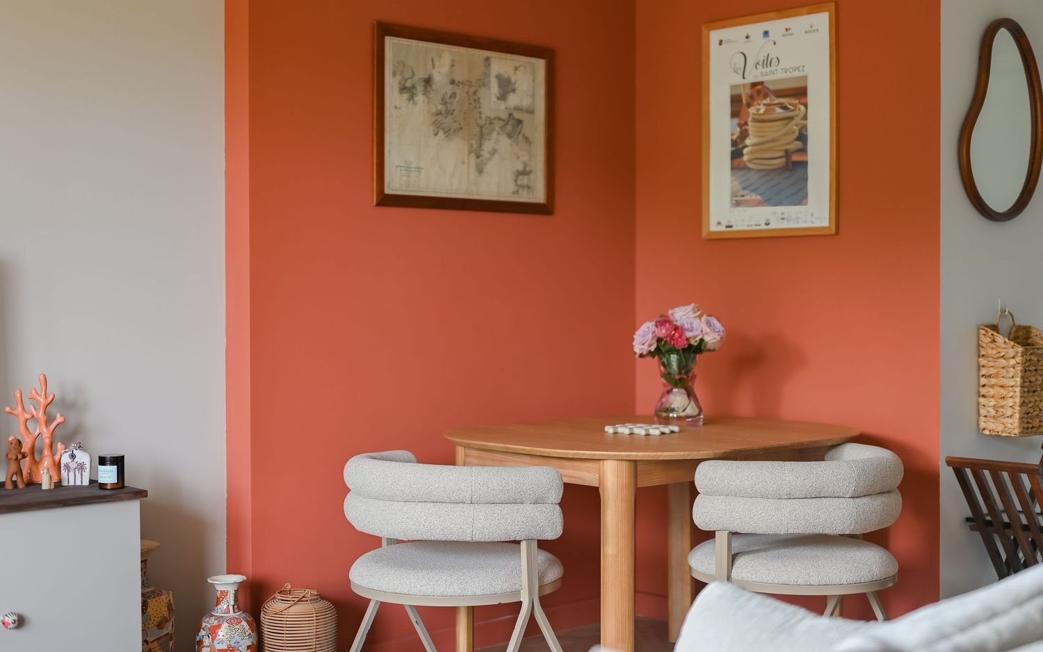 Mise en valeur du travail de la décoratrice et architecte d’intérieur, capturant l’élégance, le style et le détail de ses réalisations.