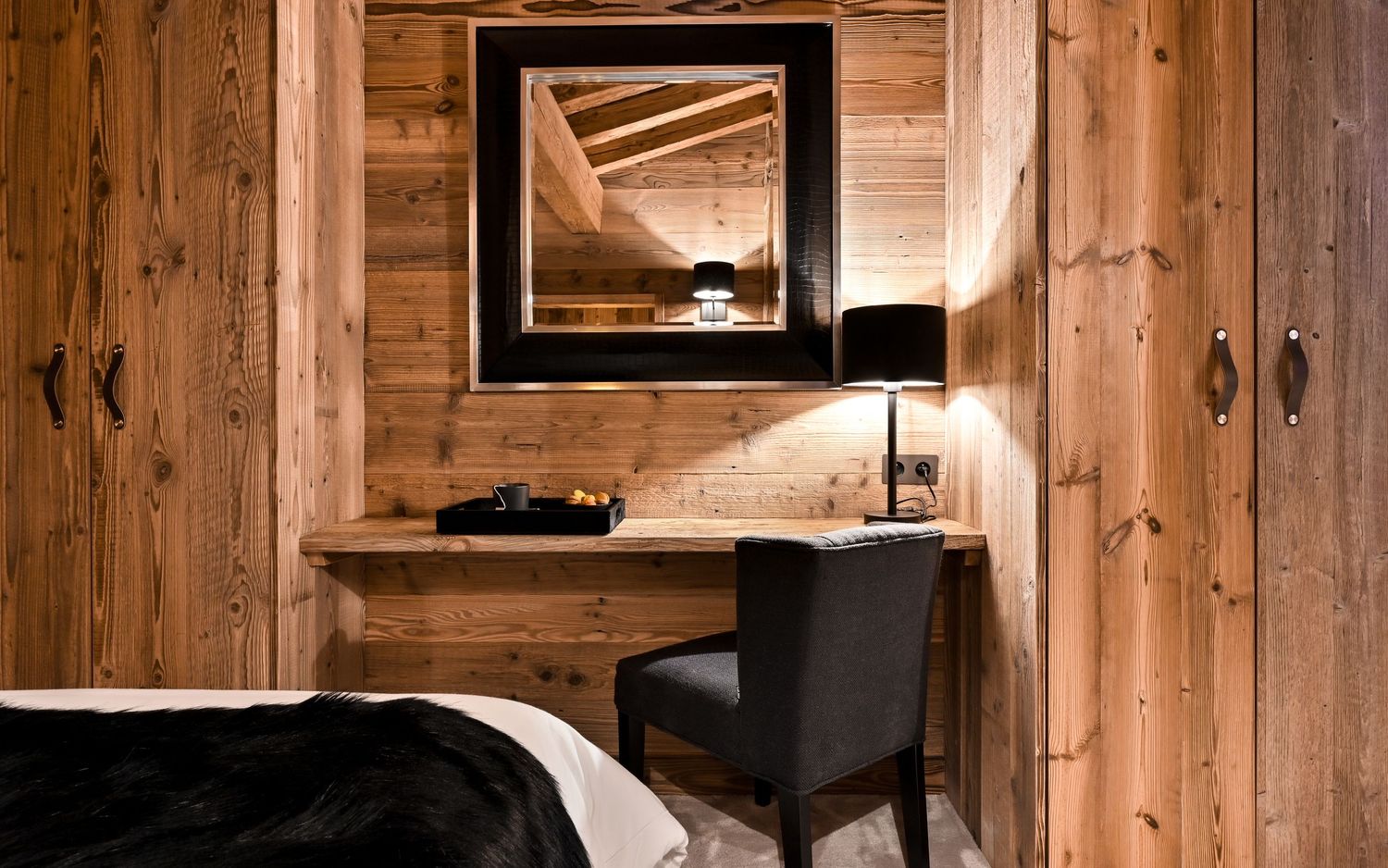 Mise en valeur du travail de la décoratrice et architecte d’intérieur dans un chalet à Megève, élégance, style et détails soignés.