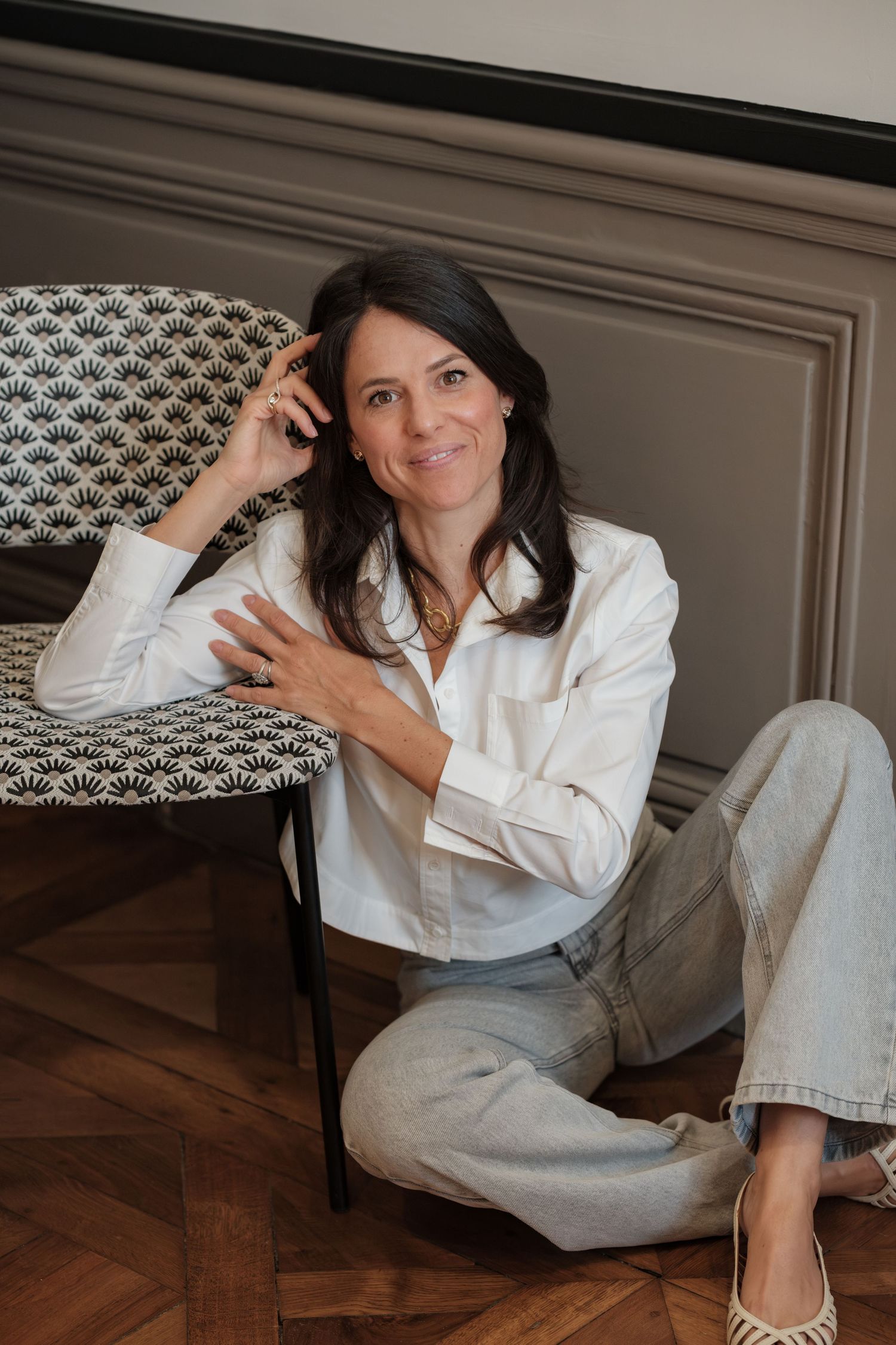 Photo portrait dans un cadre professionnel, mettant en avant le sérieux, l’élégance et la personnalité de la personne.