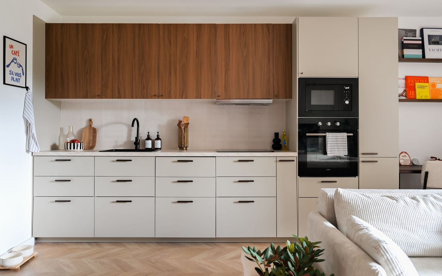 Mise en valeur du travail de la décoratrice et architecte d’intérieur, capturant l’élégance, le style et le détail de ses réalisations.