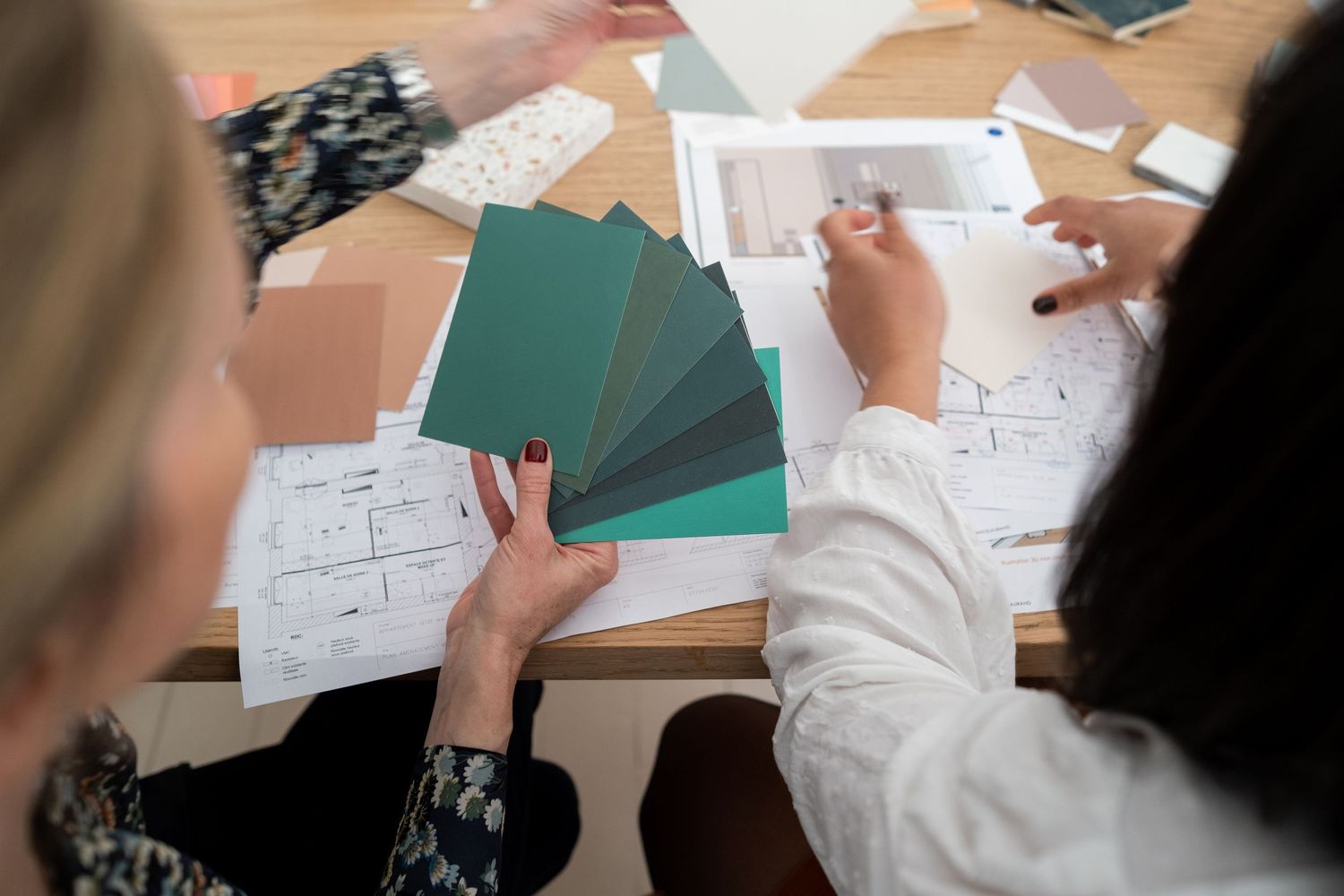 Shooting pour une entreprise de décoration d’intérieur, mettant en valeur le style, l’élégance et le souci du détail de leurs réalisations.