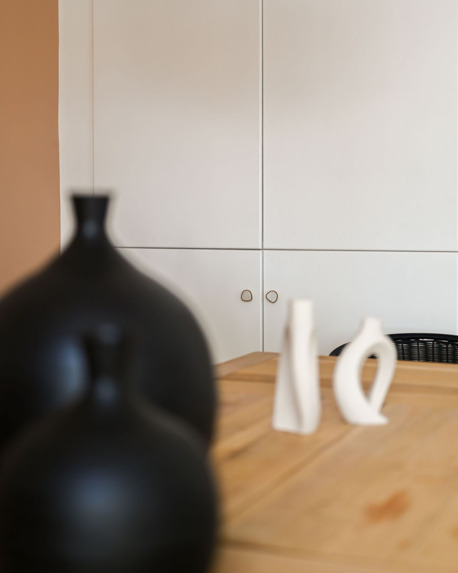 Mise en valeur du travail de la décoratrice et architecte d’intérieur, capturant l’élégance, le style et le détail de ses réalisations.