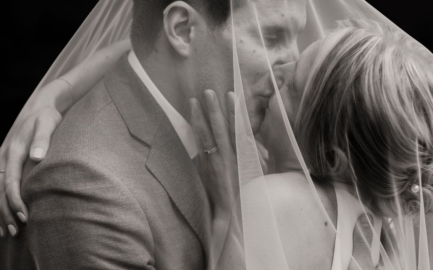 Photo de couple sous le voile, un instant intime et romantique, capturant l’amour et la complicité des mariés.
