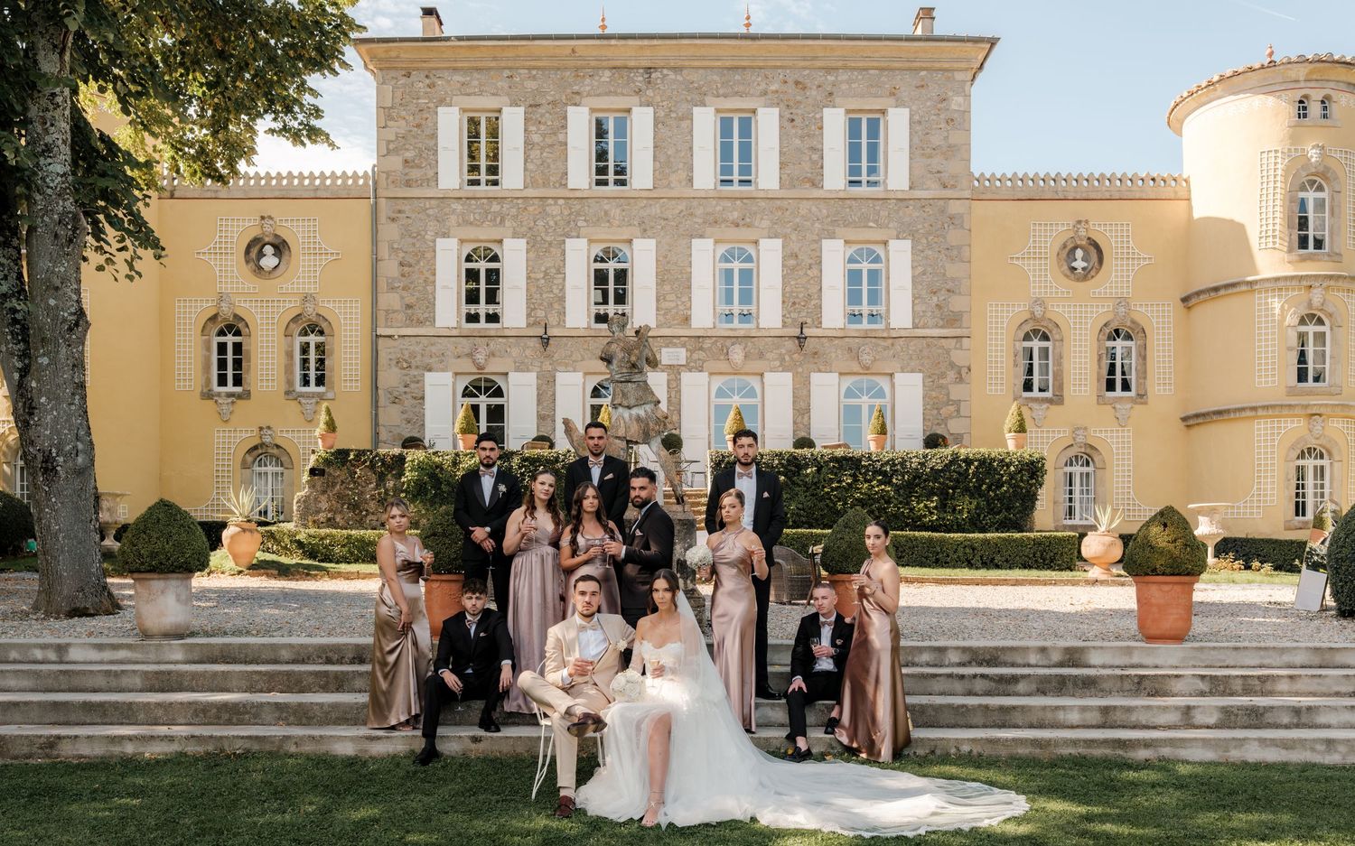 Photo de mariage à la Bridgerton, ambiance élégante et romantique devant un château, avec un style raffiné inspiré des séries d’époque.