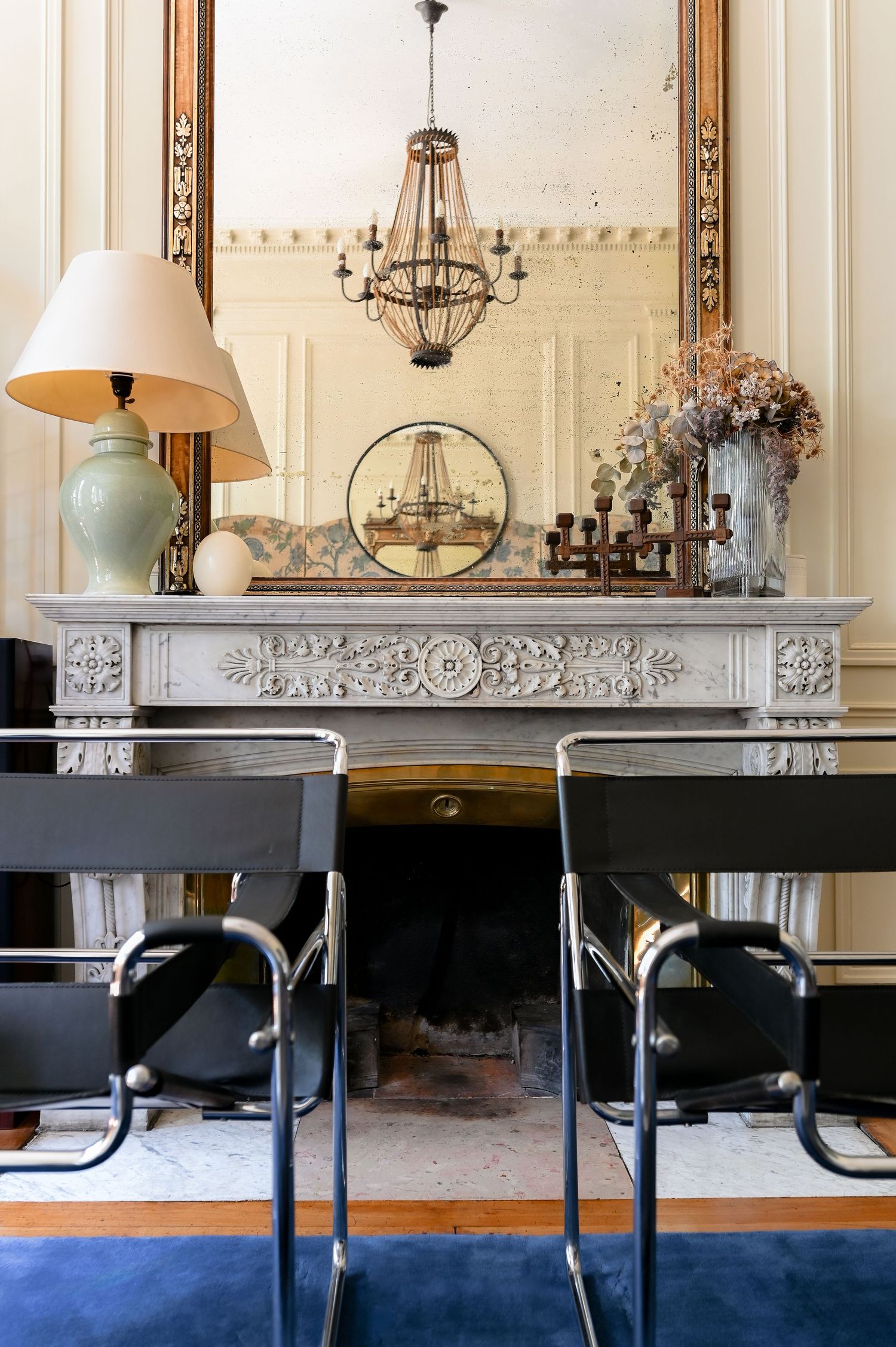 Mise en valeur du travail de la décoratrice et architecte d’intérieur, capturant l’élégance, le style et le détail de ses réalisations.
