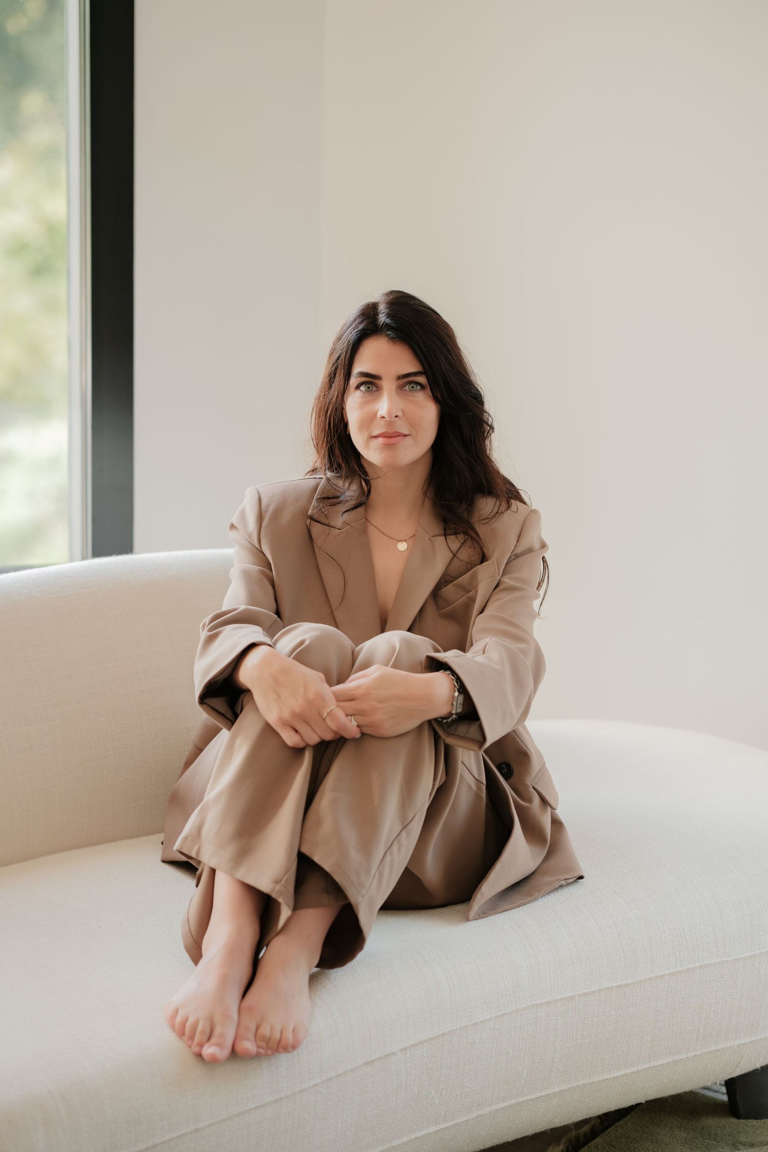 Portrait professionnel d’Aurélie chez elle, dans un intérieur naturel et authentique, reflétant sa personnalité et son univers.