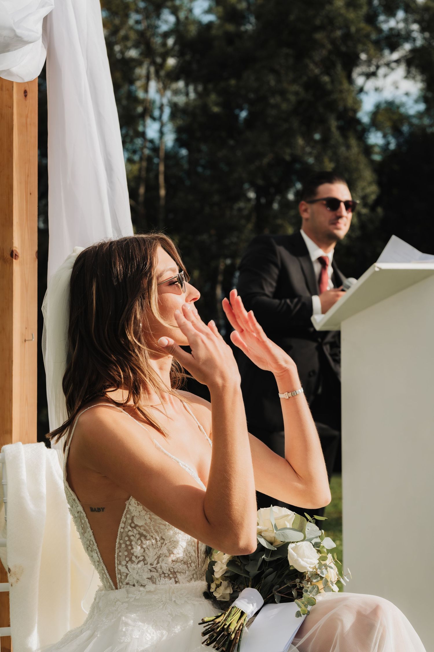 Bilge, débordante d’émotion, lorsque Mathieu lui exprime ses sentiments lors de leur cérémonie laïque de mariage.
