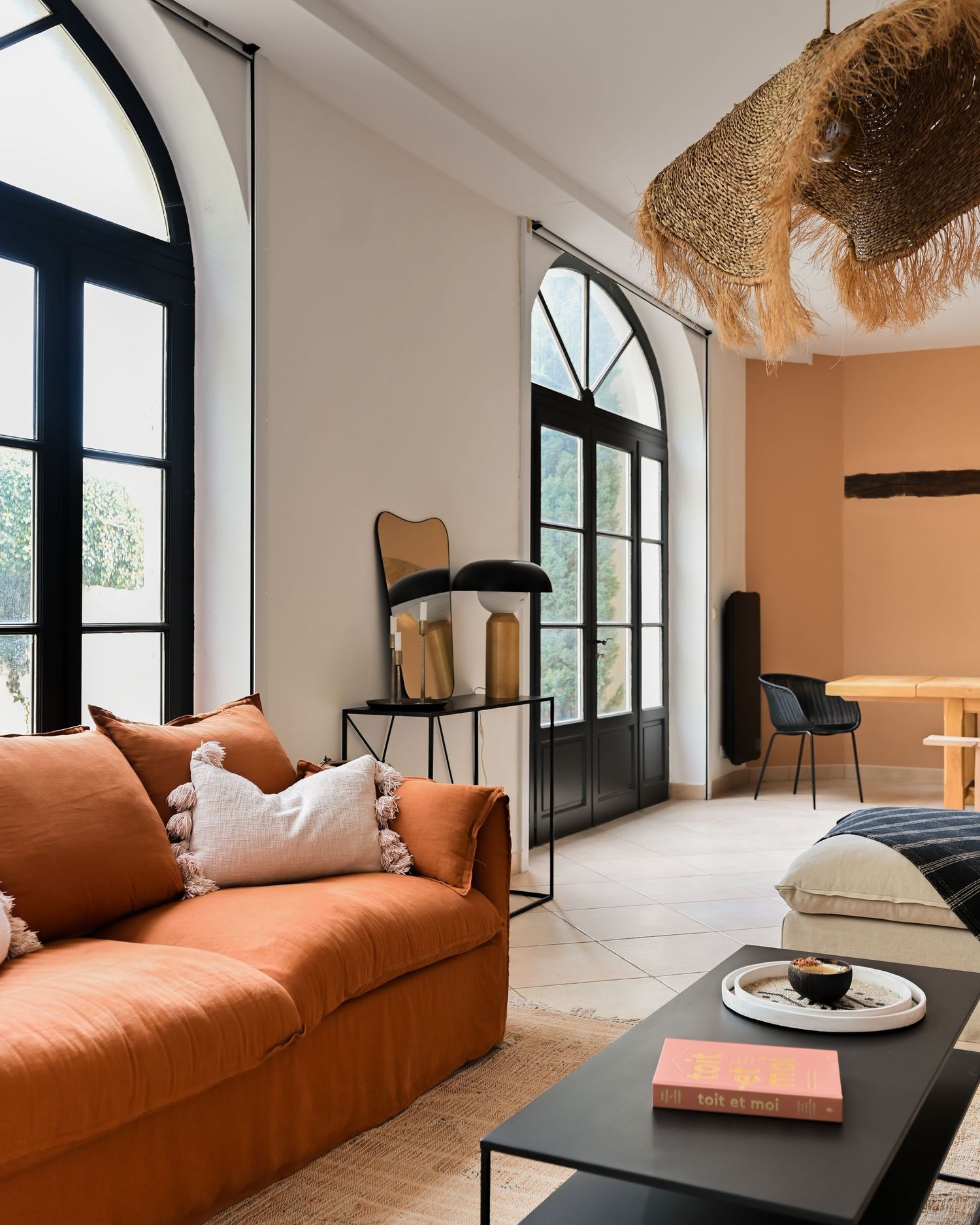 Mise en valeur du travail de la décoratrice et architecte d’intérieur, capturant l’élégance, le style et le détail de ses réalisations.