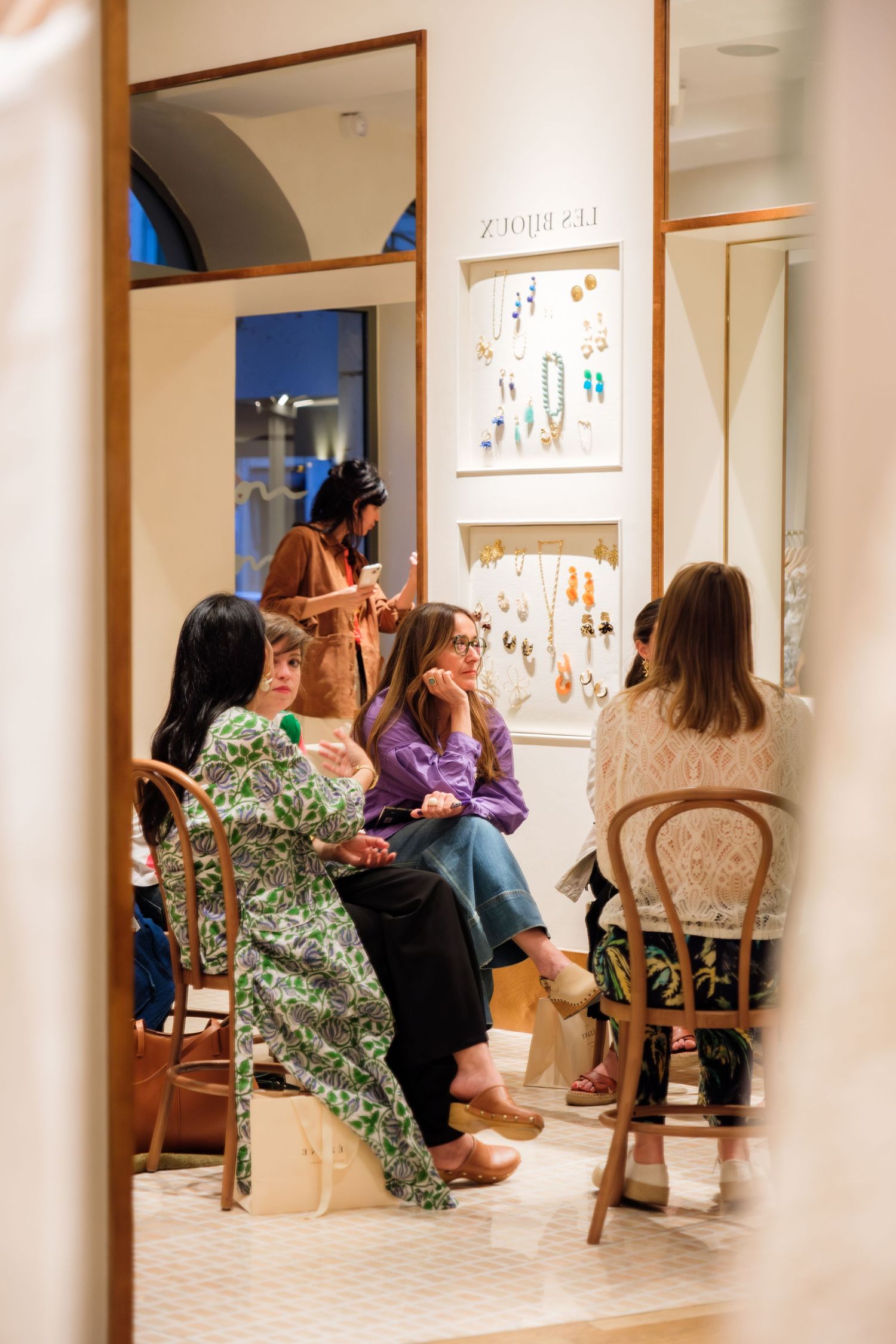Photos durant une soirée, échanges et discussions entre entrepreneuses chez Sézane, moments conviviaux et inspirants.