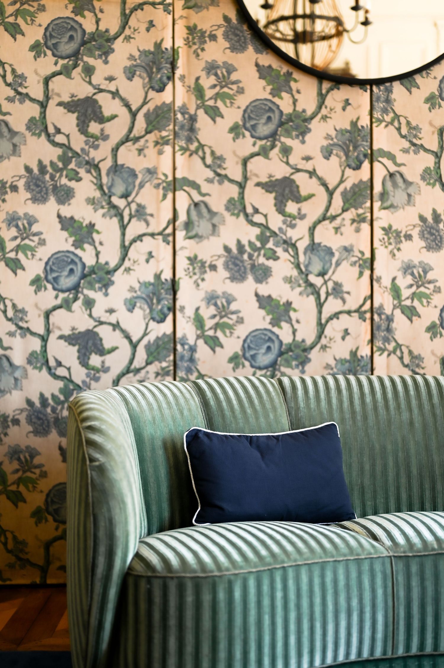 Mise en valeur du travail de la décoratrice et architecte d’intérieur, capturant l’élégance, le style et le détail de ses réalisations.