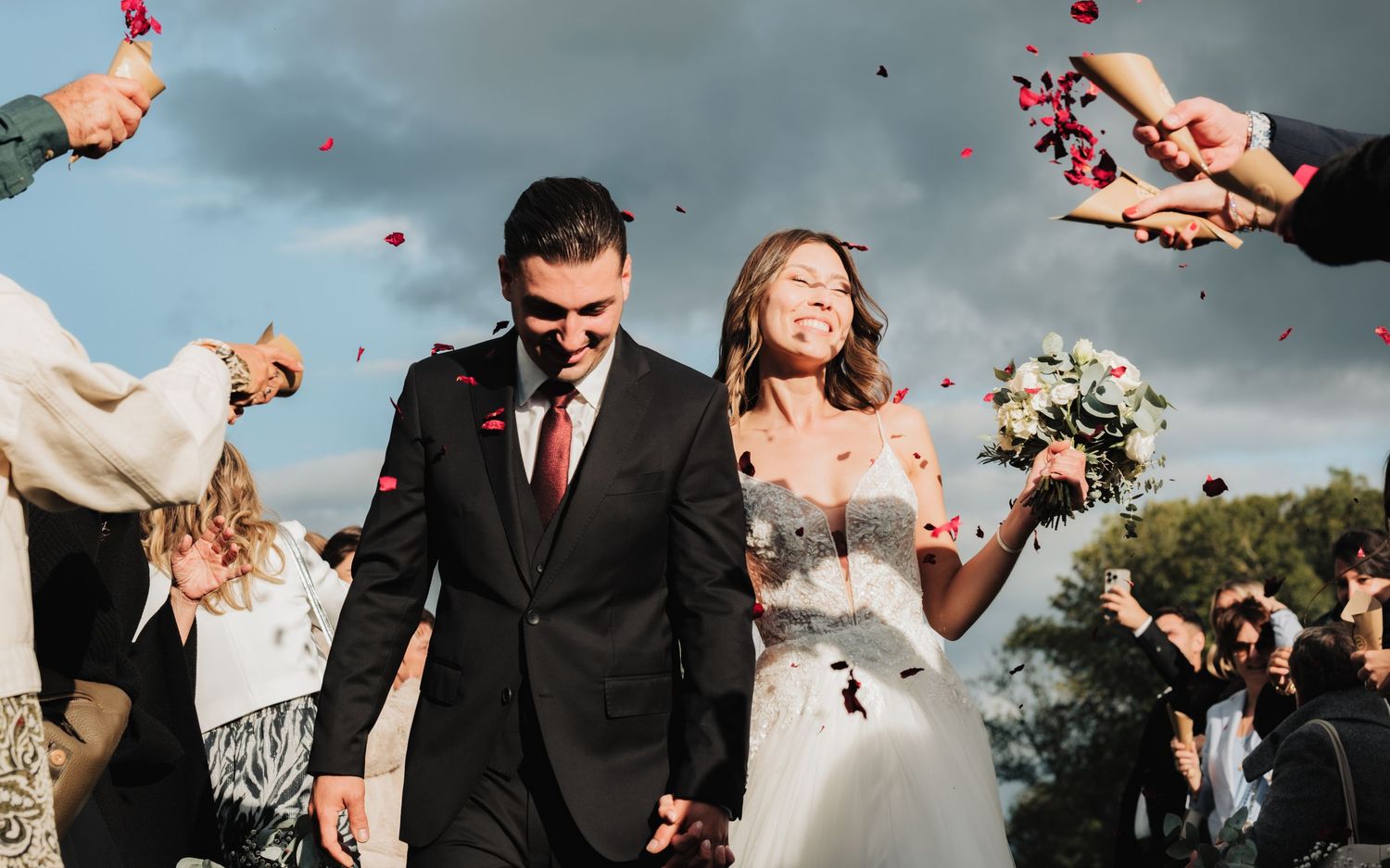 Sortie de la cérémonie laïque du mariage de Bilge et Mathieu, un moment chargé d’émotion.