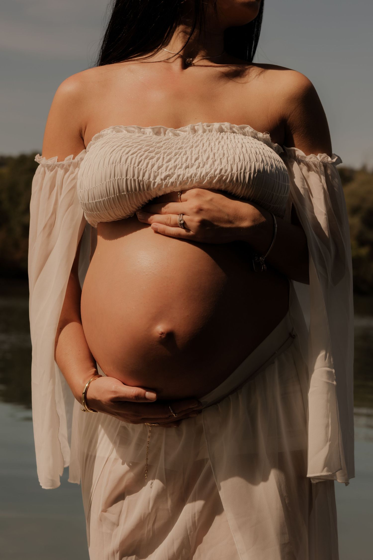 Photo de grossesse dans le Beaujolais, capturant tendresse et authenticité au cœur des paysages vallonnés et chaleureux de la région.