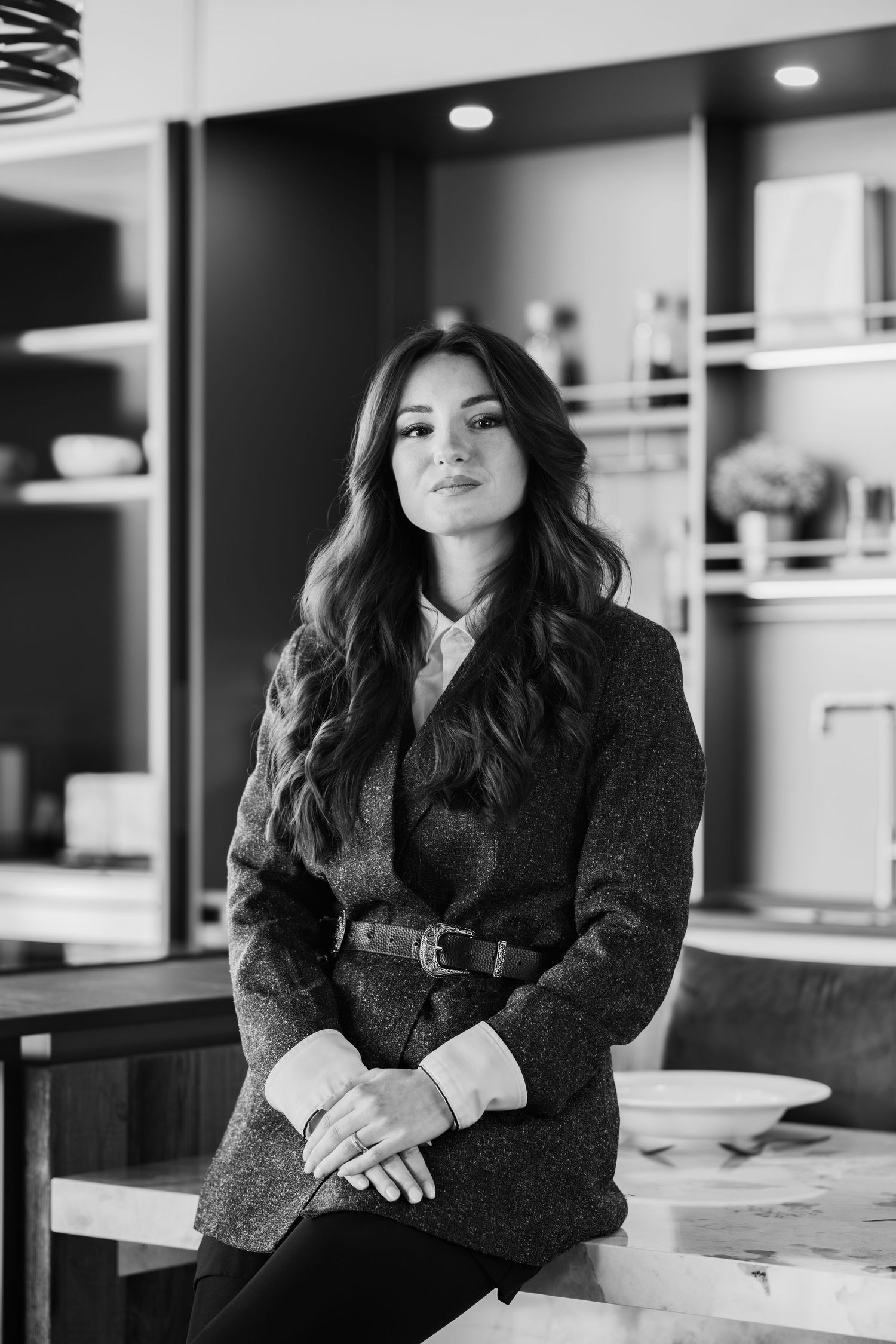Portrait en noir et blanc d’une créatrice de cuisine, capturant son élégance, son caractère et sa passion pour son métier.
